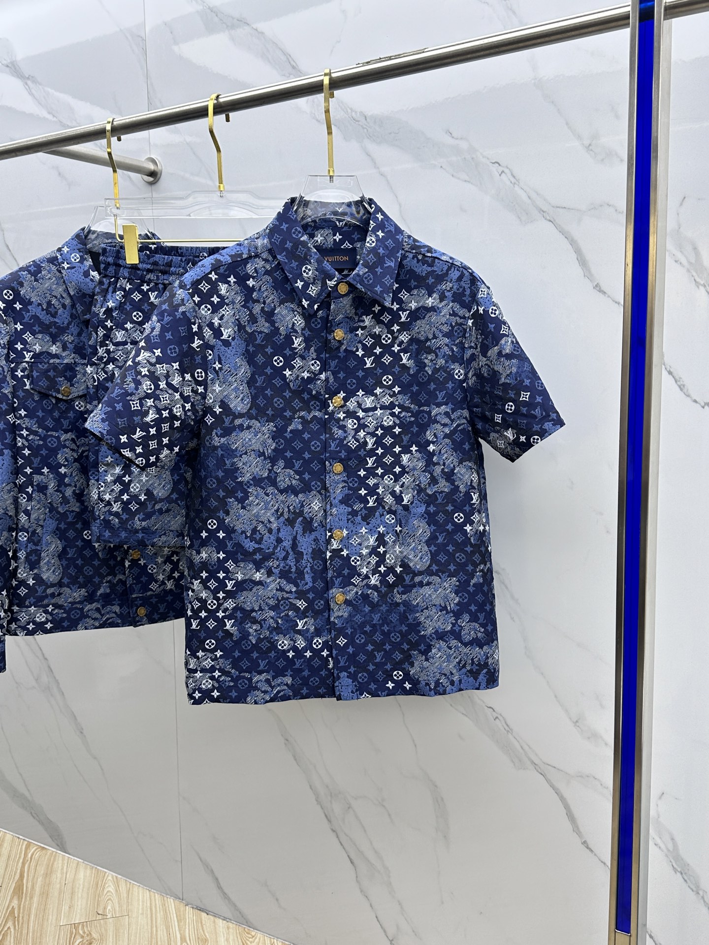 NO:482516,Two-piece set Louis Vuitton · Louis Vuitton 2025 spring and summer new men's jungle camouflage mosaic denim short-sleeved shirt + shorts suit (one set cannot be sold without sale), imported yb fabric, with wide texture and smooth feel, using smooth texture to build elegant and sporty silhouette, pixel effect printing of mosaic texture reshapes classic patterns, Louis Vuitton sign logo on chest, dark and light contrasting color mosaic plaid jacquard texture texture high-end and fashionable, double pockets on chest embellish the overall shape jacquard letters highlight the brand tone, artwork that cannot be copied. DM code number 48-56,,louis vuitton,louis vuitton, shorts,shirts,T-shirt,alexander wang19860909两件套Louis Vuitton·路易威登 2025春夏新品男装丛林迷彩马赛克牛仔短袖衬衫+短裤套装（一套不可拆卖）,进口yb面料,质感挺阔,手感顺滑,采用顺滑质感构筑雅致运动廓形,马赛克纹理的像素效果印花重塑经典图案,胸前路易威登标牌标识,深浅撞色马赛克格子提花肌理质感高级时髦,胸前双口袋点缀整体造型提花字母凸显品牌调性,不可复制的艺术品.DM 码数48-56,,louis vuitton,louis vuitton,shorts,shirts,T-shirt,alexander wang,Men's clothing