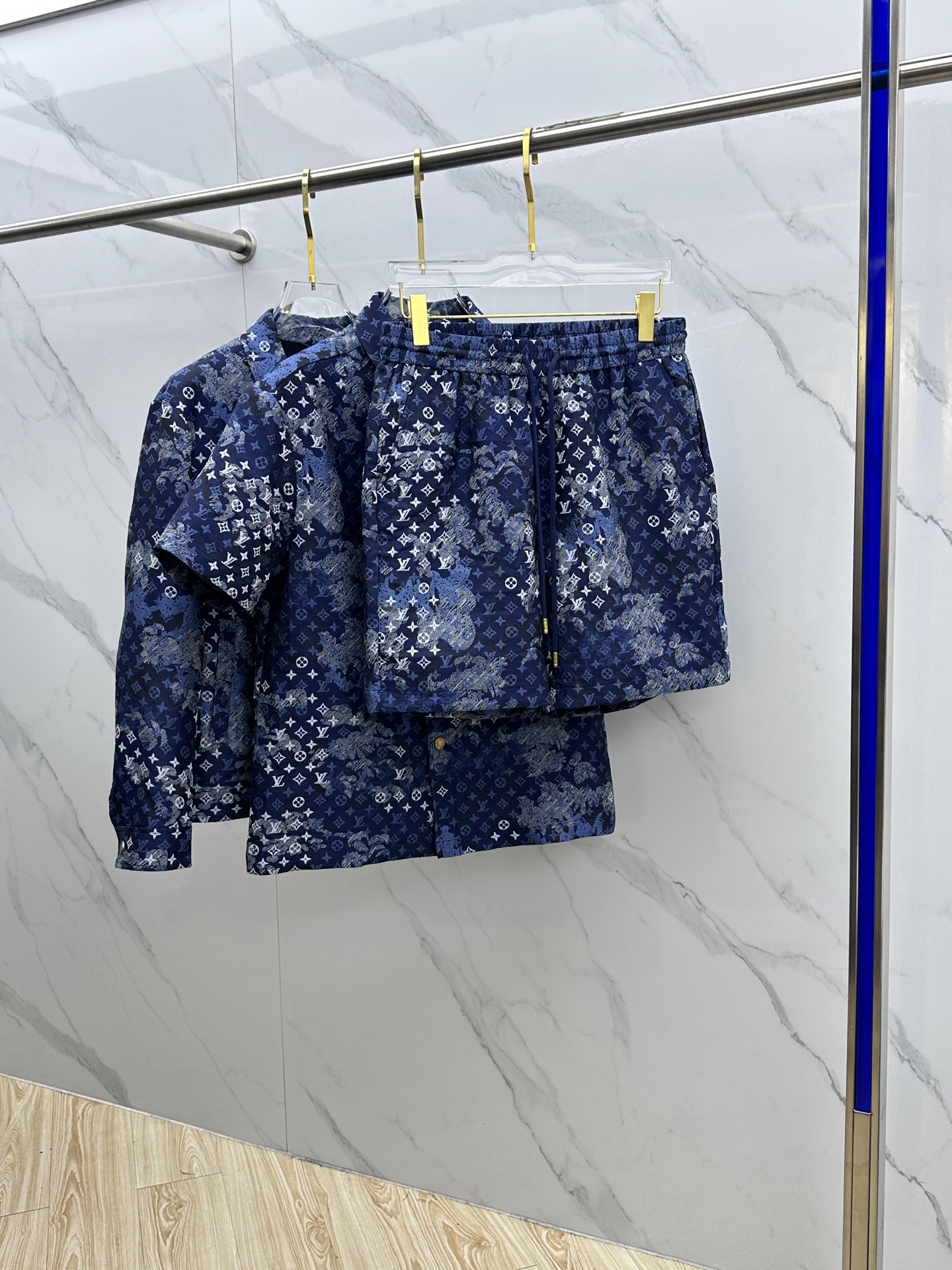 NO:482521,Two-piece set Louis Vuitton · Louis Vuitton 2025 spring and summer new men's jungle camouflage mosaic denim short-sleeved shirt + shorts suit (one set cannot be sold without sale), imported yb fabric, with wide texture and smooth feel, using smooth texture to build elegant and sporty silhouette, pixel effect printing of mosaic texture reshapes classic pattern, Louis Vuitton sign logo on chest, dark and light contrasting color mosaic plaid jacquard texture texture high-end and fashionable, double pockets on chest embellish the overall shape jacquard letters highlight the brand tone, artwork that cannot be copied. DM code number 48-56,,louis vuitton,louis vuitton, shorts,shirts,T-shirt,alexander wang19860909两件套Louis Vuitton·路易威登 2025春夏新品男装丛林迷彩马赛克牛仔短袖衬衫+短裤套装（一套不可拆卖）,进口yb面料,质感挺阔,手感顺滑,采用顺滑质感构筑雅致运动廓形,马赛克纹理的像素效果印花重塑经典图案,胸前路易威登标牌标识,深浅撞色马赛克格子提花肌理质感高级时髦,胸前双口袋点缀整体造型提花字母凸显品牌调性,不可复制的艺术品.DM 码数48-56,,louis vuitton,louis vuitton,shorts,shirts,T-shirt,alexander wang,Men's clothing