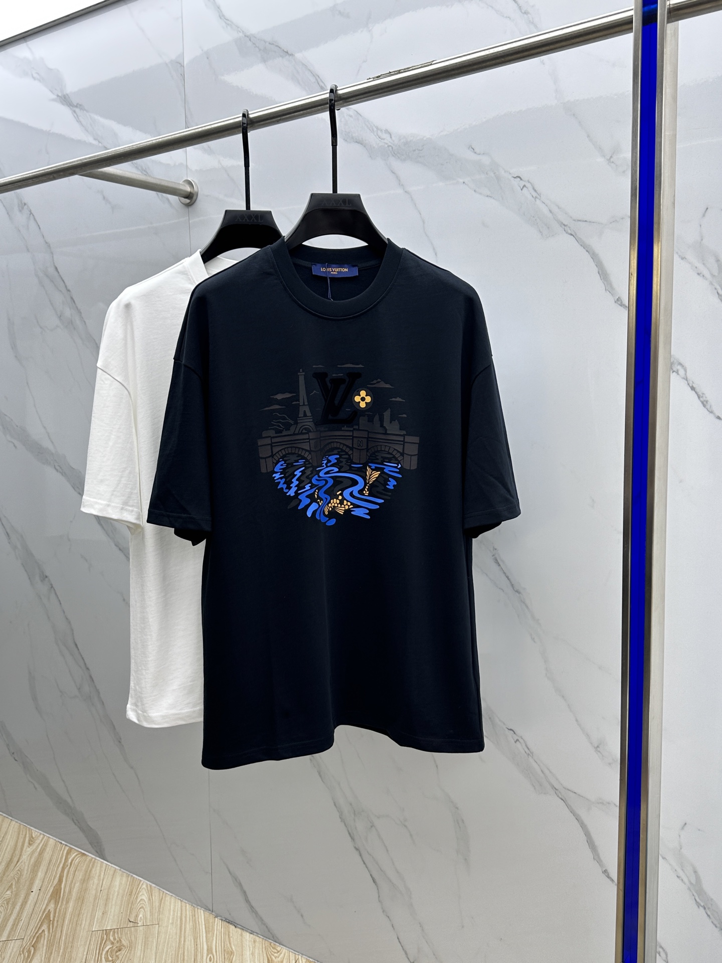 NO:133064,Louis Vuitton·Louis Vuitton 2025FW spring and summer new round neck bottoming T-shirt, three-dimensional logo micro-contour half-sleeved, active cotton base T-shirt, cotton, feel glutinous and skin-skinned, soft and tough. Processing, toughness and wrinkle resistance have been greatly improved. The micro-contour cut is very well-placed, and the three-dimensional printing process on the chest logo is extremely recognizable. Three-standard, and a must-have item for single-wear base. Men and women's ET S-XL,,louis vuitton,louis vuitton,tees,t-shirt,alexander wang19860909Louis Vuitton·路易威登 2025FW春夏新品圆领打底外穿T恤,立体感logo微廓形半袖,活性纯棉打底T恤,棉,手感面糯有骨感,柔而有韧性.工艺处理,韧性和抗皱性能得到大幅度提高.微廓形剪裁很到位,胸前logo立体印花工艺.辨识度极高.三标齐全,单穿打底必备单品. 男女同款ET 码数S-XL,,louis vuitton,louis vuitton,tees，t-shirt,alexander wang,Men's clothing