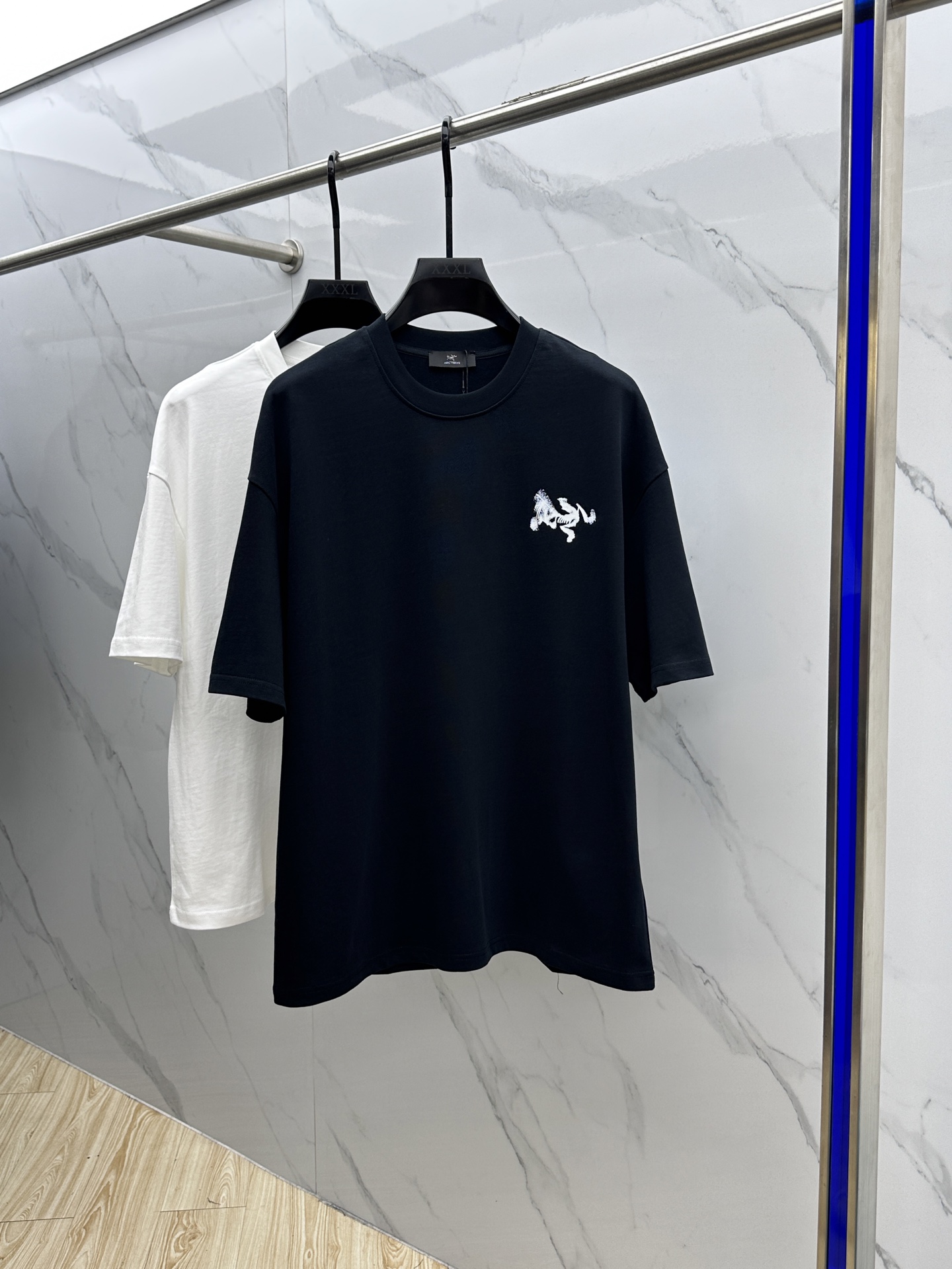 NO:133067,ARC*Architecture Bird 2025FW spring and summer new round neck bottoming T-shirt, three-dimensional logo micro-contour half-sleeved, active cotton base T-shirt, cotton, glutinous and skin-skinned, soft and tough. Processing, toughness and wrinkle resistance have been greatly improved. The micro-contour cut is very well-placed, and the three-dimensional printing process on the chest logo is extremely recognizable. The three-standard logo is complete, and the single-skinned base must be used. Men and women's same ET ET code S-XL, arc'teryx,tees, t-shirt,alexander wang19860909ARC*始祖鸟 2025FW春夏新品圆领打底外穿T恤,立体感logo微廓形半袖,活性纯棉打底T恤,棉,手感面糯有骨感,柔而有韧性.工艺处理,韧性和抗皱性能得到大幅度提高.微廓形剪裁很到位,胸前logo立体印花工艺.辨识度极高.三标齐全,单穿打底必备单品. 男女同款ET 码数S-XL,arc'teryx,tees，t-shirt,alexander wang,Men's clothing