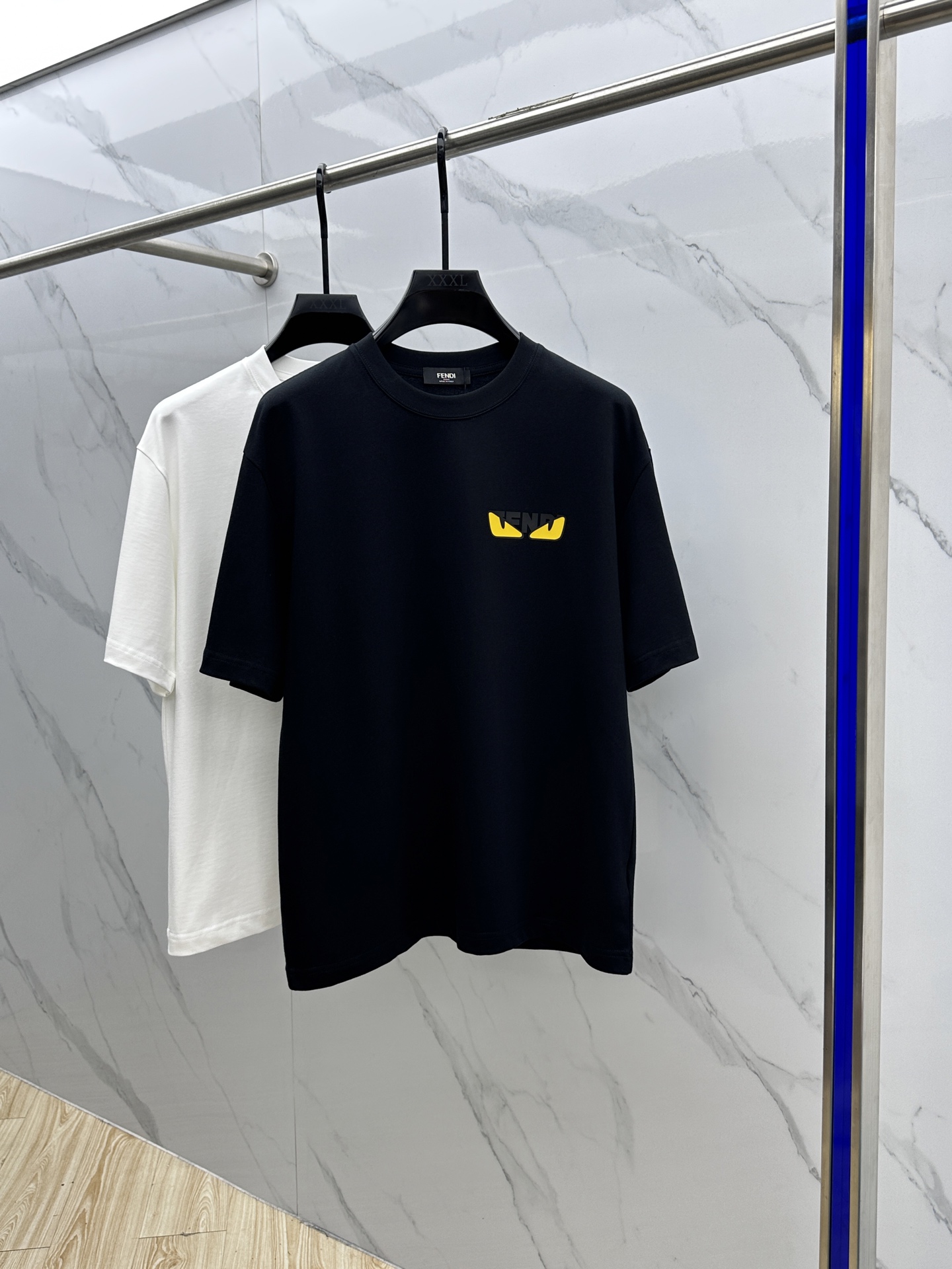 NO:133059,Fendi 2025FW spring and summer new round neck bottoming T-shirt, three-dimensional logo micro-contour half-sleeved 260g active cotton base T-shirt, cotton, feel glutinous and skin-skinned, soft and tough. Processing, toughness and wrinkle resistance have been greatly improved. The micro-contour tailoring is very well-equipped, and the chest logo is three-dimensional, with extremely high recognition. A must-have item for single-wear basement. Men and women's same size xh number M-XXXL,,fendi,fendi,tees, t-shirt,alexander wang19860909Fendi·芬迪 2025FW春夏新品圆领打底外穿T恤,立体感logo微廓形半袖260克活性纯棉打底T恤,棉,手感面糯有骨感,柔而有韧性.工艺处理,韧性和抗皱性能得到大幅度提高.微廓形剪裁很到位,胸前logo立体印花,辨识度极高.单穿打底必备单品. 男女同款xh 码数M-XXXL,,fendi,fendi,tees，t-shirt,alexander wang,Men's clothing