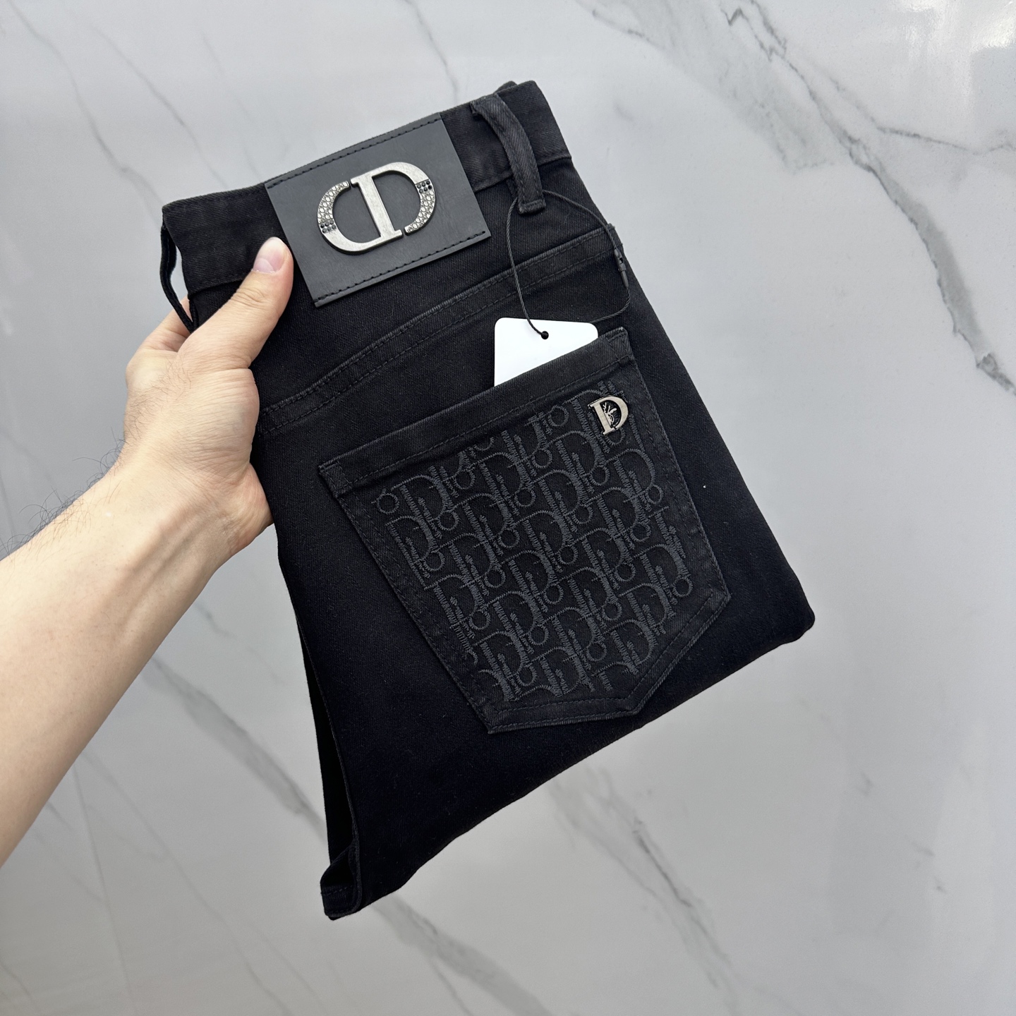 NO:134445,Dior·Dior High-end customization, the latest jeans in early spring 2025 are sold simultaneously at the counter. Imported color fixing fabrics. Original custom reproduction. Customer-supplied hardware and accessories. Original quality. Heavy industry washing. Fine workmanship and excellent upper body!  Preferred single products produced by gao code number 29-38 without 35.37, dior, dior, jeans, alexander wang19860909Dior·迪奥 高端定制、2025早春最新款牛仔裤 柜台同步发售 进口固色面料 原版定制复刻 客供五金辅料 原单品质 重工洗水 做工走线精细 上身绝佳！优选单品 gao出品 码数29-38无35.37,,dior,dior,jeans,alexander wang,Men's clothing