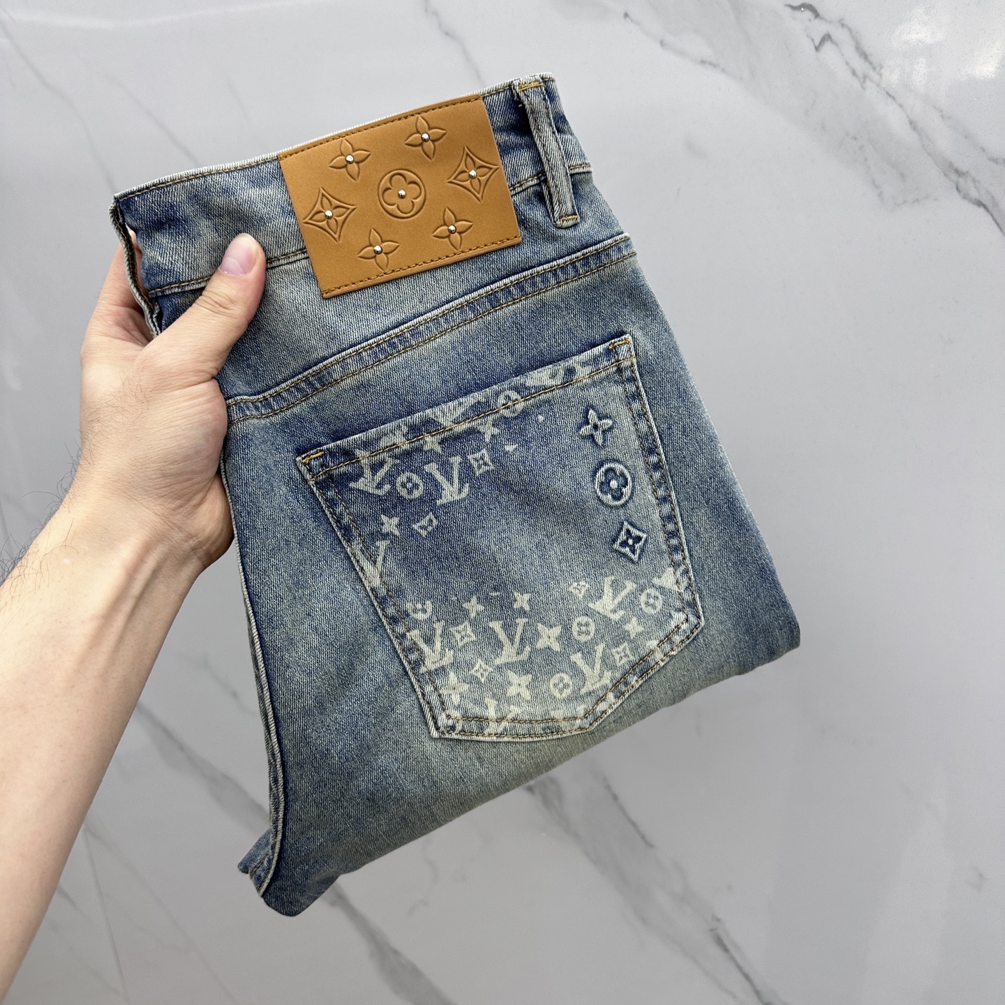 NO:134447,Louis Vuitton·Louis Vuitton High-end customization, the latest jeans in early spring 2025 are on sale at the counter simultaneously. Imported color fixing fabrics. Original custom reproduction. Customer-supplied hardware and accessories. Original quality. Heavy industry washing. Fine workmanship and excellent upper body!  Preferred single products produced by gao code number 29-38 without 35.37, louis vuitton,louis vuitton,jeans,alexander wang19860909Louis Vuitton·路易威登 高端定制、2025早春最新款牛仔裤 柜台同步发售 进口固色面料 原版定制复刻 客供五金辅料 原单品质 重工洗水 做工走线精细 上身绝佳！优选单品 gao出品 码数29-38无35.37,,louis vuitton,louis vuitton,jeans,alexander wang,Men's clothing