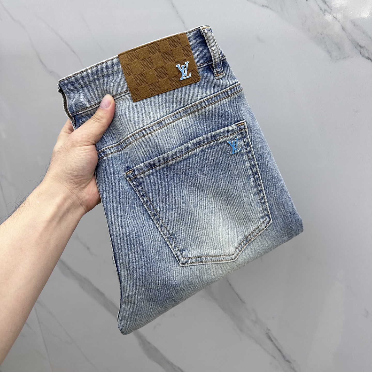 NO:134451,LV·Louis Vuitton, high-end customization, the latest jeans in early spring 2025, are sold simultaneously at the counter, imported color fixing fabric, original custom reproduction, customer-supplied hardware and auxiliary materials, original quality, heavy industry washing, fine workmanship and excellent upper body!  Preferred single products produced by gao code number 29-38 without 35.37, louis vuitton,louis vuitton,jeans,alexander wang19860909LV·路易威登 高端定制、2025早春最新款牛仔裤 柜台同步发售 进口固色面料 原版定制复刻 客供五金辅料 原单品质 重工洗水 做工走线精细 上身绝佳！优选单品 gao出品 码数29-38无35.37,,louis vuitton,louis vuitton,jeans,alexander wang,Men's clothing