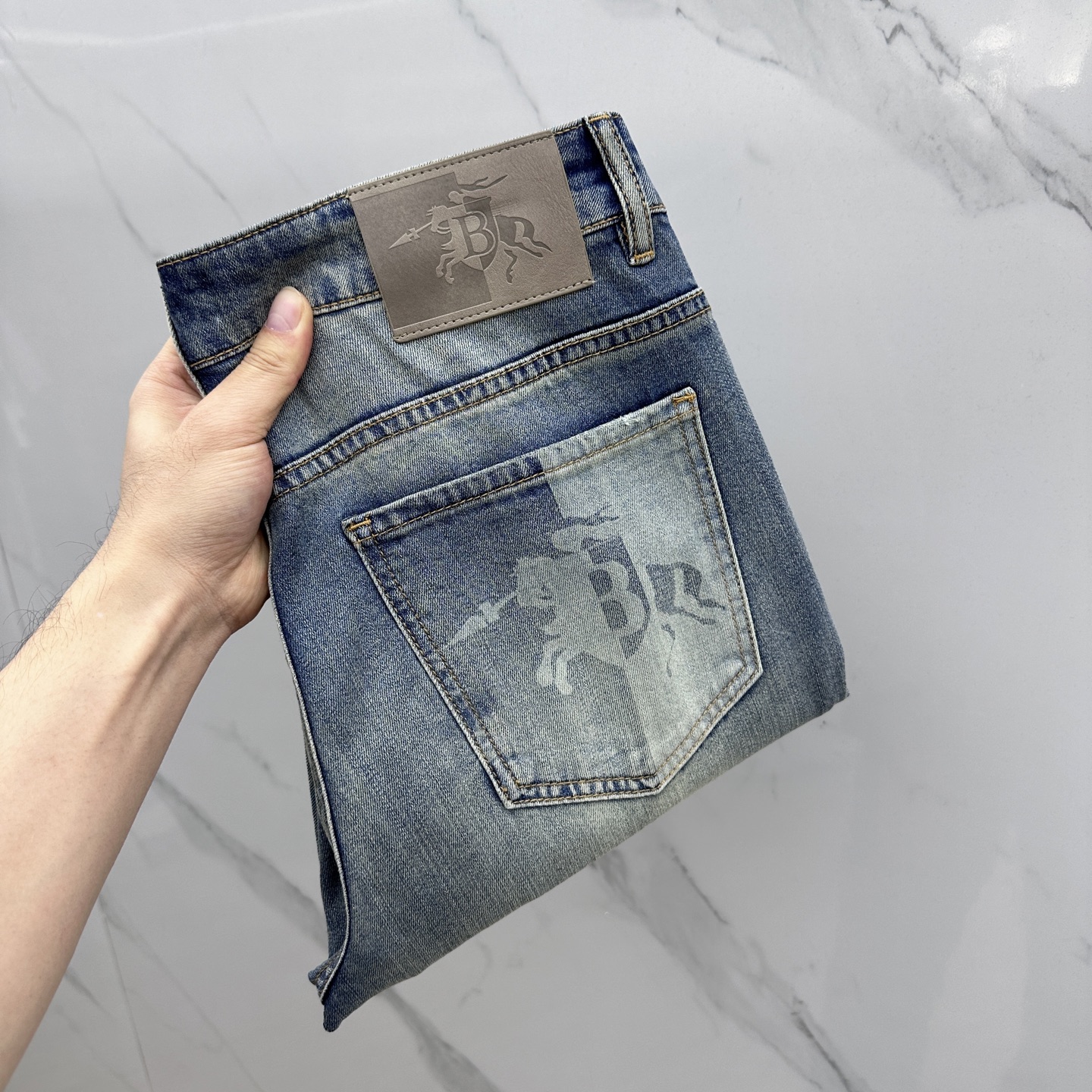 NO:134437,Burberry·Burberry High-end customization, the latest jeans in early spring 2025 are sold simultaneously at the counter. Imported color fixing fabrics. Original custom reproduction. Customer-supplied hardware and accessories. Original quality. Heavy industry washing. Fine workmanship and excellent upper body!  Preferred single products produced by gao code number 29-38 without 35.37, burberry, burberry, jeans, alexander wang19860909Burberry·巴宝莉 高端定制、2025早春最新款牛仔裤 柜台同步发售 进口固色面料 原版定制复刻 客供五金辅料 原单品质 重工洗水 做工走线精细 上身绝佳！优选单品 gao出品 码数29-38无35.37,,burberry,burberry,jeans,alexander wang,Men's clothing