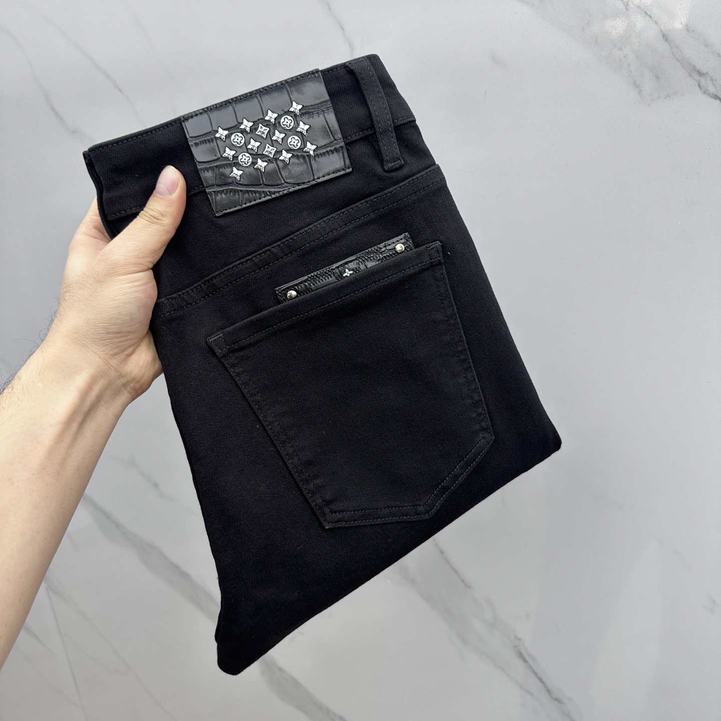 NO:134441,LV·Louis Vuitton, high-end customization, the latest jeans in early spring 2025, are sold simultaneously at the counter, imported color fixing fabric, original custom reproduction, customer-supplied hardware and auxiliary materials, original quality, heavy industry washing, fine workmanship and excellent upper body!  Preferred single products produced by gao code number 29-38 without 35.37, louis vuitton,louis vuitton,jeans,alexander wang19860909LV·路易威登 高端定制、2025早春最新款牛仔裤 柜台同步发售 进口固色面料 原版定制复刻 客供五金辅料 原单品质 重工洗水 做工走线精细 上身绝佳！优选单品 gao出品 码数29-38无35.37,,louis vuitton,louis vuitton,jeans,alexander wang,Men's clothing