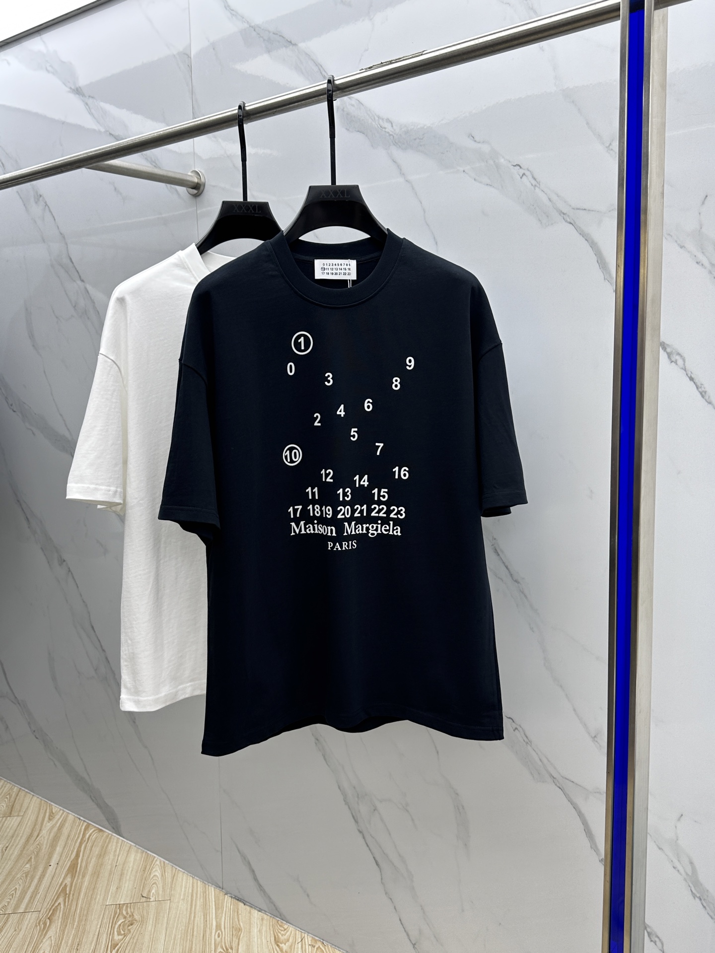 NO:134452,Magila MM6 2025FW spring and summer new round neck bottoming T-shirt, three-dimensional logo micro-contour half-sleeved, active cotton base T-shirt, cotton, feel glutinous and skin-skinned, soft and tough. Process processing, toughness and wrinkle resistance have been greatly improved. The micro-contour tailoring is very well-placed, and the three-dimensional printing process on the chest logo is extremely recognizable. The three-standard logo is complete, and the single-skinned base must be used. Men and women's same ET ET code S-XL,,masion margiela,masion margiela,tees,t-shirt,alexander wang19860909马吉拉MM6 2025FW春夏新品圆领打底外穿T恤,立体感logo微廓形半袖,活性纯棉打底T恤,棉,手感面糯有骨感,柔而有韧性.工艺处理,韧性和抗皱性能得到大幅度提高.微廓形剪裁很到位,胸前logo立体印花工艺.辨识度极高.三标齐全,单穿打底必备单品. 男女同款ET 码数S-XL,,masion margiela,masion margiela,tees，t-shirt,alexander wang,Men's clothing