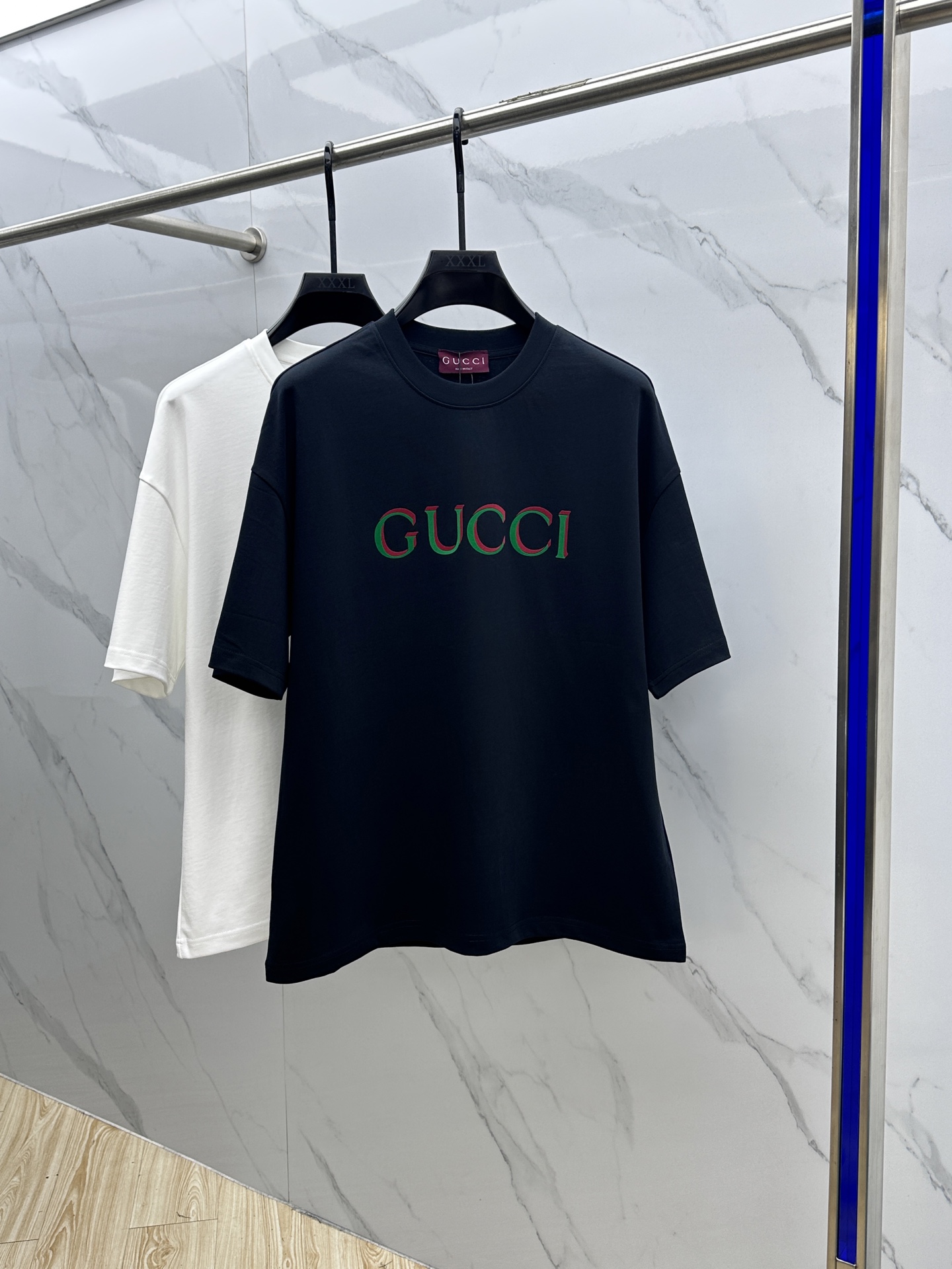 NO:134453,Gucci · Gucci 2025FW spring and summer new round neck bottoming T-shirt, three-dimensional logo micro-contour half-sleeved, active cotton base T-shirt, cotton, glutinous and skin-skinned, soft and tough. Processing, toughness and wrinkle resistance have been greatly improved. The micro-contour cut is very well-placed, and the three-dimensional printing process on the chest logo is extremely recognizable. The three-standard logo is complete, and the single-sleeved base must be used. Men and women's ET S-XL, gucci,gucci,tees, t-shirt, alexander wang19860909Gucci·古驰 2025FW春夏新品圆领打底外穿T恤,立体感logo微廓形半袖,活性纯棉打底T恤,棉,手感面糯有骨感,柔而有韧性.工艺处理,韧性和抗皱性能得到大幅度提高.微廓形剪裁很到位,胸前logo立体印花工艺.辨识度极高.三标齐全,单穿打底必备单品. 男女同款ET 码数S-XL,,gucci,gucci,tees，t-shirt,alexander wang,Men's clothing