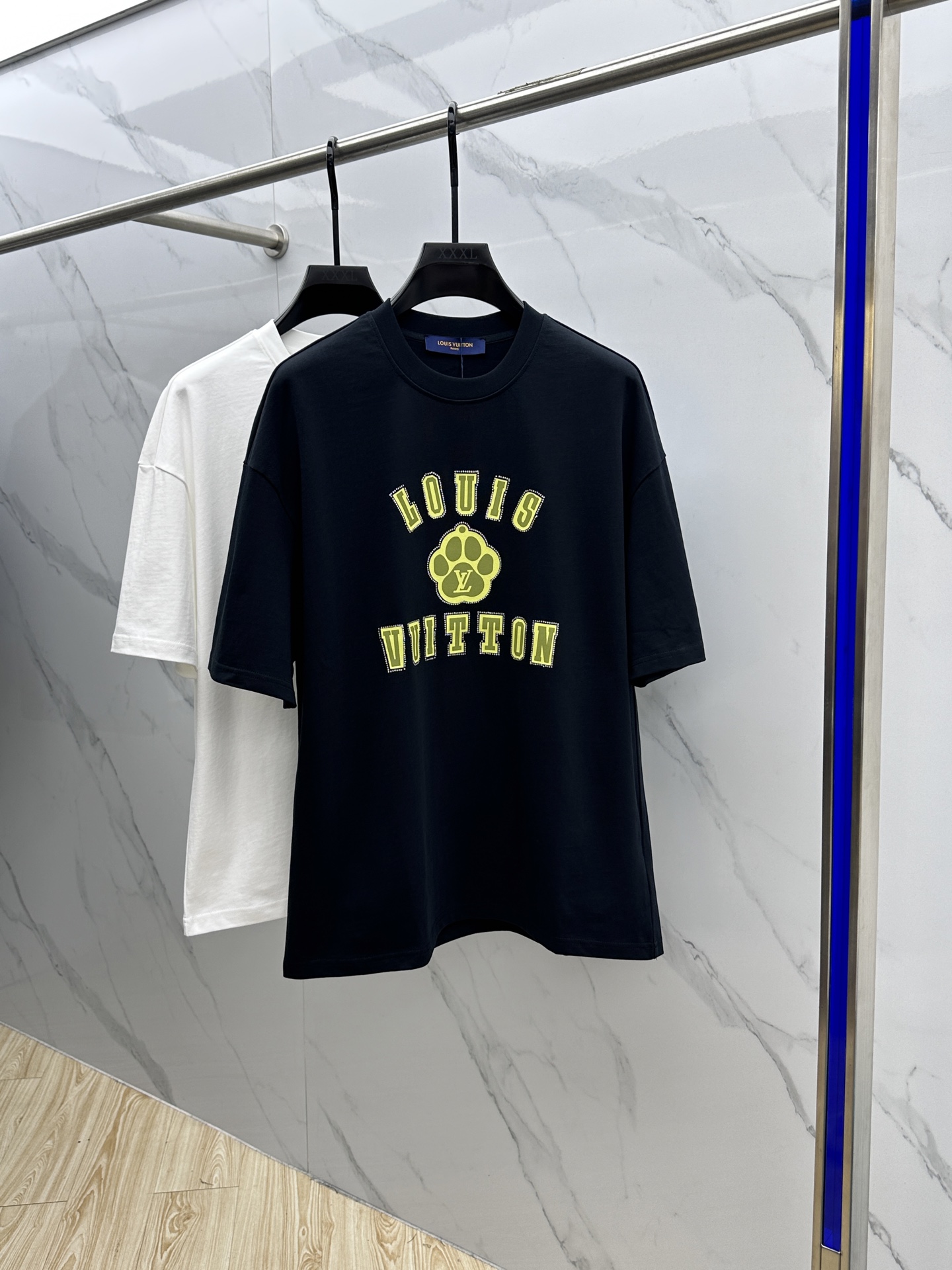 NO:134455,Louis Vuitton·Louis Vuitton 2025FW spring and summer new round neck bottoming T-shirt, three-dimensional logo micro-contour half-sleeved, active cotton base T-shirt, cotton, feel glutinous and skin-skinned, soft and tough. Processing, toughness and wrinkle resistance have been greatly improved. The micro-contour cut is very well-placed, and the three-dimensional printing process on the chest logo is extremely recognizable. Three-standard, and a must-have for single-wear base. Men and women's ET S-XL,,louis vuitton,louis vuitton,tees,t-shirt,alexander wang19860909Louis Vuitton·路易威登 2025FW春夏新品圆领打底外穿T恤,立体感logo微廓形半袖,活性纯棉打底T恤,棉,手感面糯有骨感,柔而有韧性.工艺处理,韧性和抗皱性能得到大幅度提高.微廓形剪裁很到位,胸前logo立体印花工艺.辨识度极高.三标齐全,单穿打底必备单品. 男女同款ET 码数S-XL,,louis vuitton,louis vuitton,tees，t-shirt,alexander wang,Men's clothing