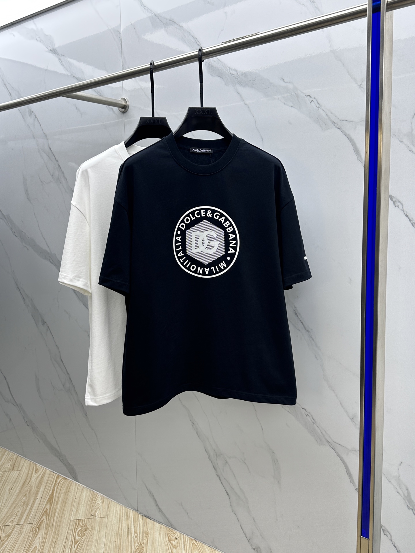 NO:134457,DG·Dougabana 2025FW spring and summer new round neck bottoming T-shirt, three-dimensional logo micro-contour half-sleeved, active cotton base T-shirt, cotton, glutinous and skin-skinned, soft and tough. Processing, toughness and wrinkle resistance have been greatly improved. The micro-contour cut is very well-placed, and the three-dimensional printing process on the chest logo is extremely recognizable. Three-standard, and the essential items for single-wear base. Men and women's ET S-XL, Dolce&Gabbana, Dolce&Gabbana, tees, t-shirt, alexander wang19860909DG·杜嘉班纳 2025FW春夏新品圆领打底外穿T恤,立体感logo微廓形半袖,活性纯棉打底T恤,棉,手感面糯有骨感,柔而有韧性.工艺处理,韧性和抗皱性能得到大幅度提高.微廓形剪裁很到位,胸前logo立体印花工艺.辨识度极高.三标齐全,单穿打底必备单品. 男女同款ET 码数S-XL,,Dolce&Gabbana,Dolce&Gabbana,tees，t-shirt,alexander wang,Men's clothing