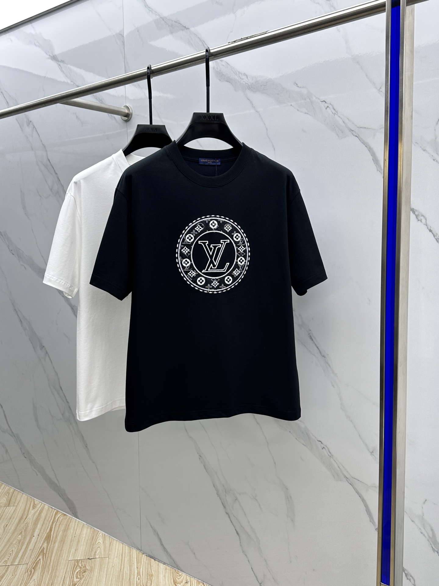 NO:134463,Louis Vuitton·Louis Vuitton 2025FW spring and summer new round neck bottoming T-shirt, three-dimensional logo with a micro-contour half-sleeved cotton base, the feel is glutinous and skinny, soft and tough. The process, toughness and wrinkle resistance have been greatly improved. The micro-contour tailoring is very well-equipped, and the chest logo has a three-dimensional printing embroidery, which is extremely recognizable. A must-have item for single-wearing base. The same model for men and women xh number M-XXXL,,louis vuitton,louis vuitton,tees,t-shirt,alexander wang19860909Louis Vuitton·路易威登 2025FW春夏新品圆领打底外穿T恤,立体感logo微廓形半袖纯棉打底,手感面糯有骨感,柔而有韧性.工艺处理,韧性和抗皱性能得到大幅度提高.微廓形剪裁很到位,胸前logo立体印花刺绣,辨识度极高.单穿打底必备单品. 男女同款xh 码数M-XXXL,,louis vuitton,louis vuitton,tees，t-shirt,alexander wang,Men's clothing