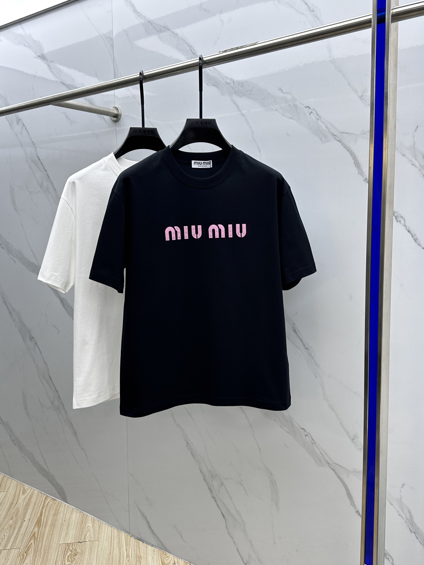 NO:134466,MIUMIU·Miao Miao 2025FW spring and summer new round neck bottoming T-shirt, three-dimensional logo, a small half-sleeved cotton base, with a glutinous and skin-skinned surface, soft and tough. Processing, toughness and wrinkle resistance have been greatly improved. The micro-contour tailoring is very well-equipped, and the chest logo is three-dimensional, with extremely high recognition. A must-have item for single-wearing base. The same model for men and women, xh, code M-XXXL,,miumiu,tees, t-shirt, alexander wang19860909MIUMIU·缪缪 2025FW春夏新品圆领打底外穿T恤,立体感logo微廓形半袖纯棉打底,手感面糯有骨感,柔而有韧性.工艺处理,韧性和抗皱性能得到大幅度提高.微廓形剪裁很到位,胸前logo立体印花,辨识度极高.单穿打底必备单品. 男女同款xh 码数M-XXXL,,miumiu,tees，t-shirt,alexander wang,Men's clothing
