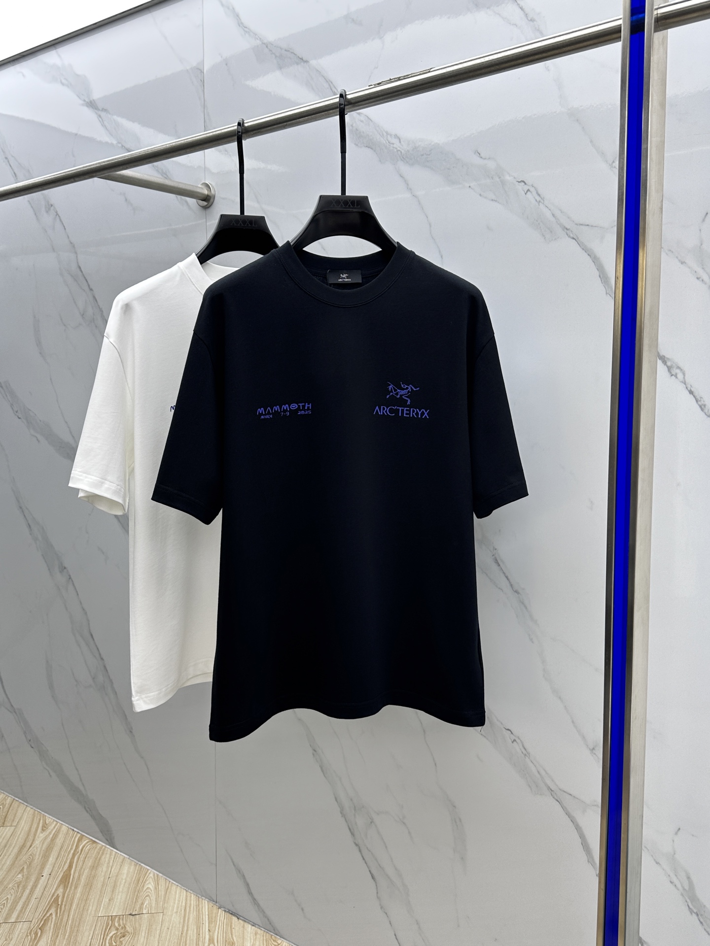 NO:134469,ARC*Architecture Bird 2025FW spring and summer new round neck bottoming T-shirt, three-dimensional logo with a micro-contour half-sleeved cotton base, the feel is glutinous and skinny, soft and tough. The process, toughness and wrinkle resistance have been greatly improved. The micro-contour tailoring is very well-equipped, and the chest logo is three-dimensional, with extremely high recognition. A must-have item for single-wearing base. The same model for men and women xh number M-XXXL, arc'teryx,tees, t-shirt,alexander wang19860909ARC*始祖鸟 2025FW春夏新品圆领打底外穿T恤,立体感logo微廓形半袖纯棉打底,手感面糯有骨感,柔而有韧性.工艺处理,韧性和抗皱性能得到大幅度提高.微廓形剪裁很到位,胸前logo立体印花,辨识度极高.单穿打底必备单品. 男女同款xh 码数M-XXXL,arc'teryx,tees，t-shirt,alexander wang,Men's clothing