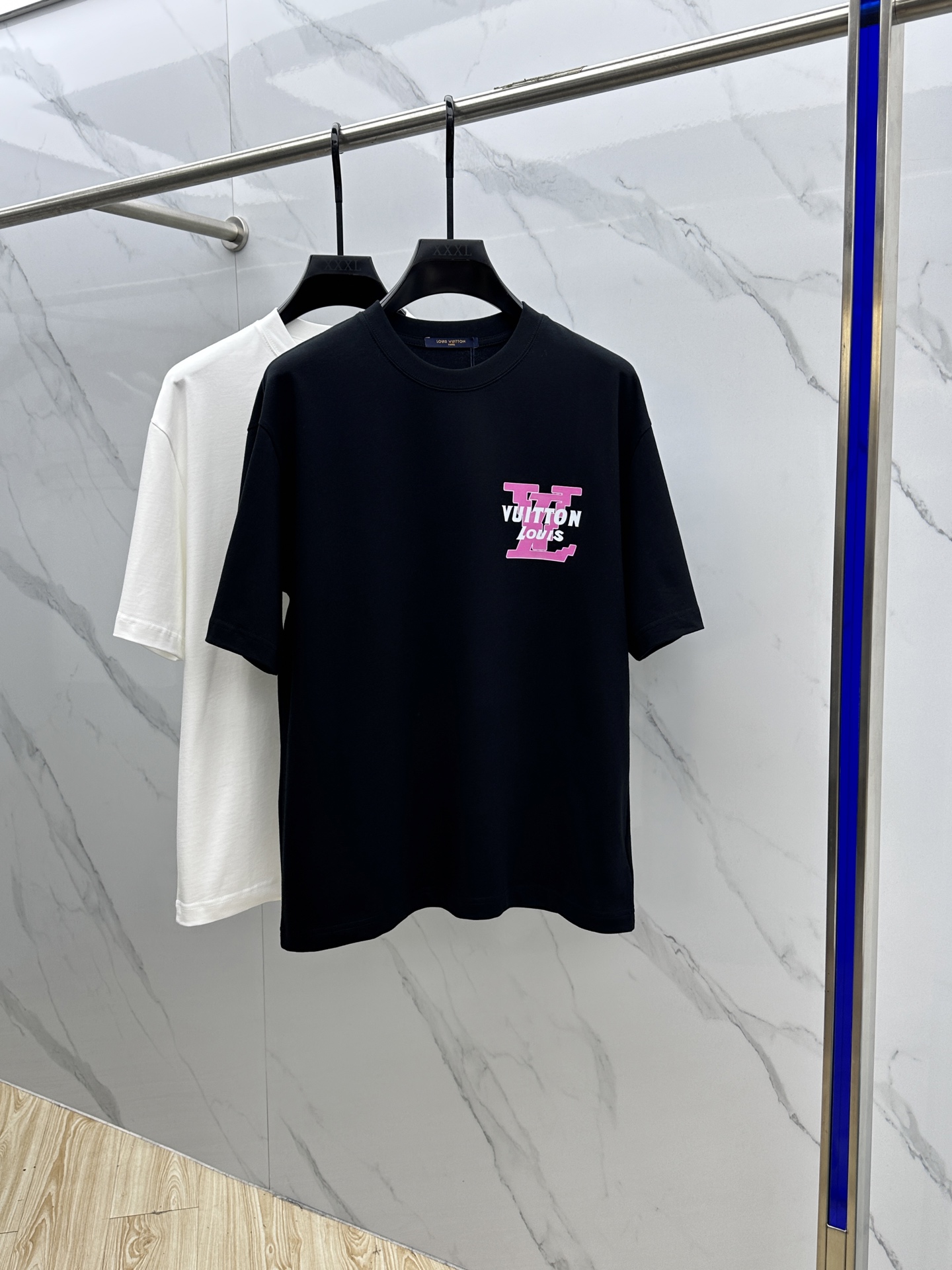 NO:134472,Louis Vuitton·Louis Vuitton 2025FW spring and summer new round neck bottoming T-shirt, three-dimensional logo, micro-contour half-sleeved cotton base, the feel is glutinous and skinny, soft and tough. The process, toughness and wrinkle resistance have been greatly improved. The micro-contour tailoring is very well-equipped, and the chest logo is three-dimensional, with extremely high recognition. A must-have item for single-wearing base. The same model for men and women, xh, digits, M-XXXL,, louis vuitton, louis vuitton, tees, t-shirt, alexander wang19860909Louis Vuitton·路易威登 2025FW春夏新品圆领打底外穿T恤,立体感logo微廓形半袖纯棉打底,手感面糯有骨感,柔而有韧性.工艺处理,韧性和抗皱性能得到大幅度提高.微廓形剪裁很到位,胸前logo立体印花,辨识度极高.单穿打底必备单品. 男女同款xh 码数M-XXXL,,louis vuitton,louis vuitton,tees，t-shirt,alexander wang,Men's clothing