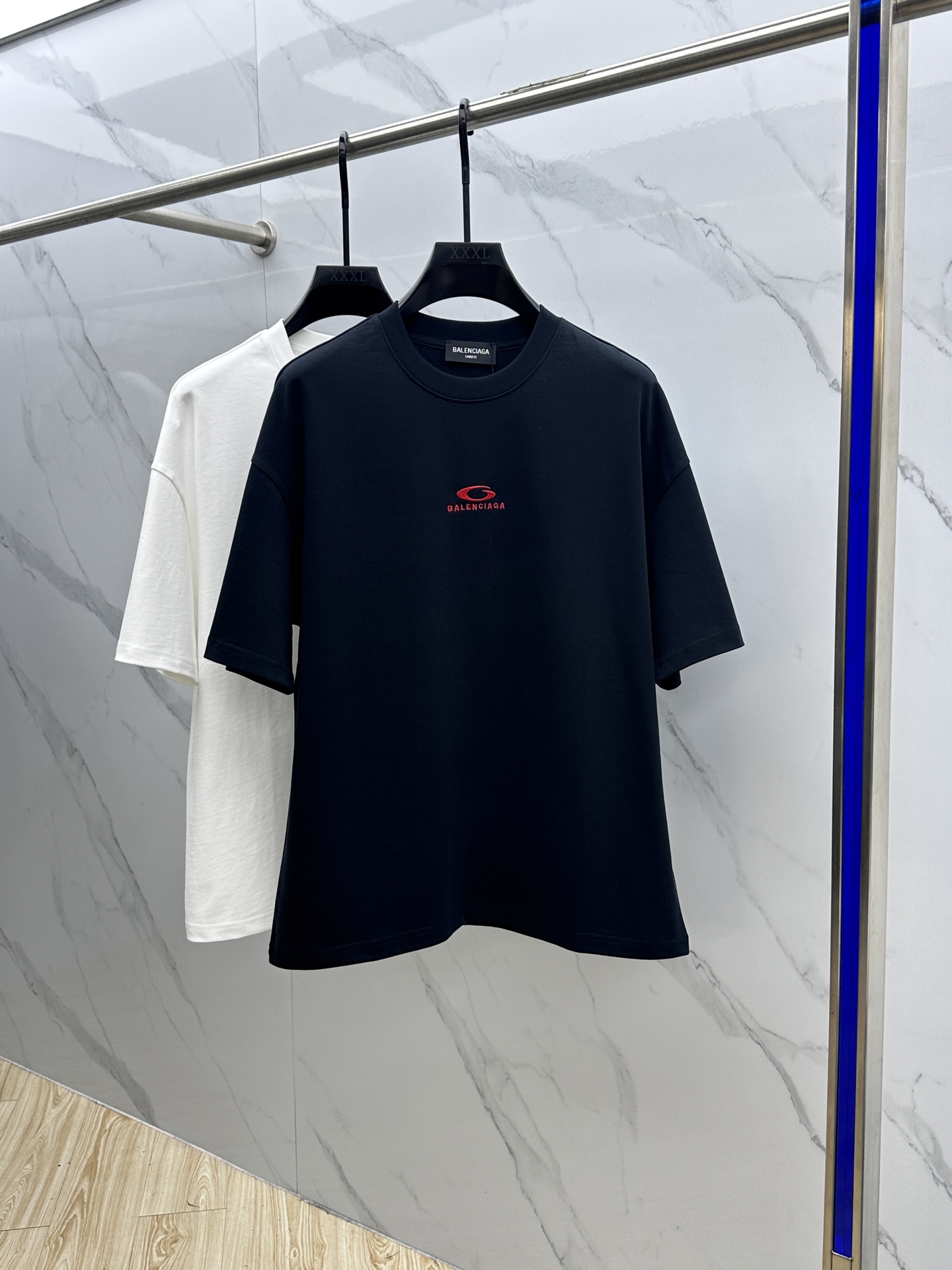 NO:134475,Balenciaga 2025FW spring and summer new round neck bottoming T-shirt, three-dimensional logo micro-contour half-sleeved, active cotton base T-shirt, cotton, glutinous and skin-skinned, soft and tough. Processing, toughness and wrinkle resistance have been greatly improved. The micro-contour cut is very well-placed, and the three-dimensional printing process on the chest logo is extremely recognizable. The three-standard logo is complete, and the single-skinned base must be used. Men and women's same ET ET code S-XL,,balenciaga,balenciaga,tees,t-shirt,alexander wang19860909Balenciaga·巴黎世家 2025FW春夏新品圆领打底外穿T恤,立体感logo微廓形半袖,活性纯棉打底T恤,棉,手感面糯有骨感,柔而有韧性.工艺处理,韧性和抗皱性能得到大幅度提高.微廓形剪裁很到位,胸前logo立体印花工艺.辨识度极高.三标齐全,单穿打底必备单品. 男女同款ET 码数S-XL,,balenciaga,balenciaga,tees，t-shirt,alexander wang,Men's clothing