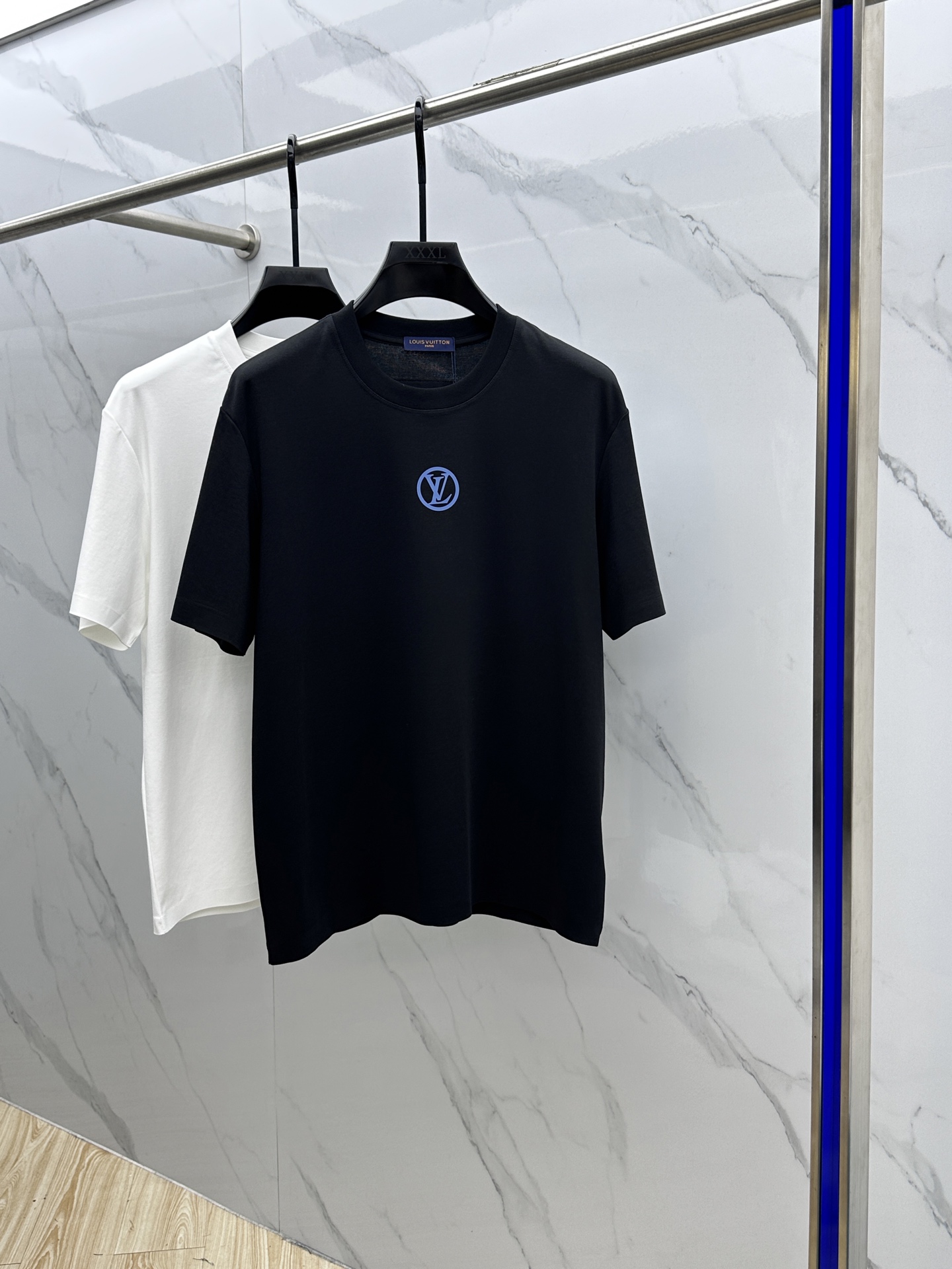 NO:134481,Louis Vuitton·Louis Vuitton 2025FW spring and summer new round neck base-outdoor T-shirt, three-dimensional logo conventional half-sleeved cotton base T-shirt, soft and tough. Process processing, toughness and wrinkle resistance have been greatly improved. Cutting is in place, chest cuff logo printing process, seamless process. Very high recognition. Three standards are complete, single-wear base must-have items. Men and women's same model xh number L-4XL,,louis vuitton,louis vuitton,tees,t-shirt,alexander wang19860909Louis Vuitton·路易威登 2025FW春夏新品圆领打底外穿T恤,立体感logo常规半袖纯棉打底T恤,柔软而有韧性.工艺处理,韧性和抗皱性能得到大幅度提高.剪裁到位,胸前袖口logo印花工艺,无缝一体工艺.辨识度极高.三标齐全,单穿打底必备单品. 男女同款xh 码数L-4XL,,louis vuitton,louis vuitton,tees，t-shirt,alexander wang,Men's clothing