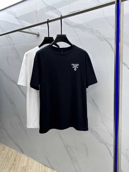 Prada T-shirt ras du cou à logo brodé en coton pour homme 1 Prada T-shirt ras du cou à logo brodé en coton pour homme