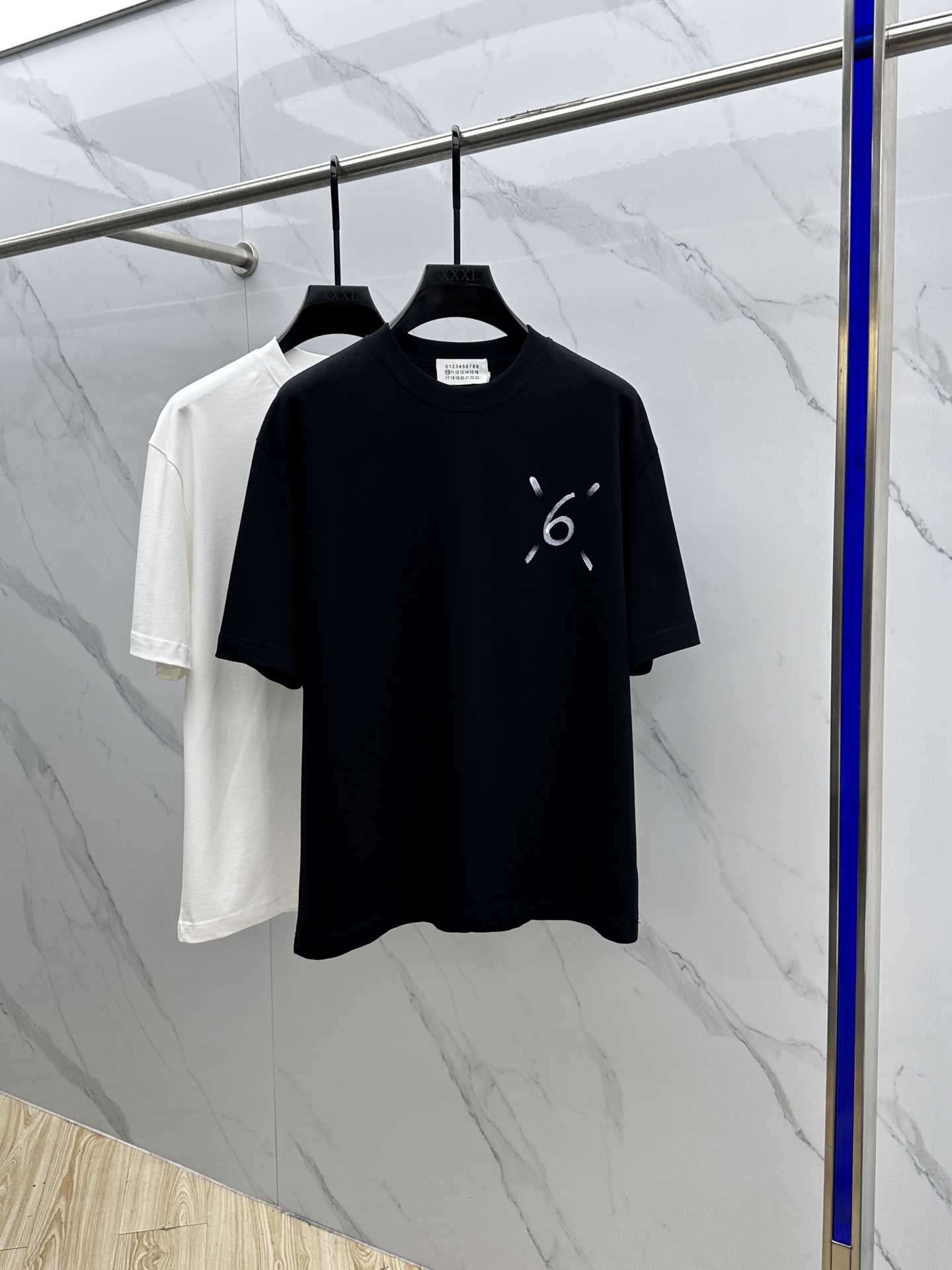 NO:155683,Magila MM6 2025FW spring and summer new round neck bottoming T-shirt, three-dimensional logo micro-contour half-sleeved 260g active cotton base T-shirt, cotton, feel glutinous and skin-skinned, soft and tough. Processing, toughness and wrinkle resistance have been greatly improved. The micro-contour tailoring is very well-placed, and the chest logo letters are printed and decorated with extremely high recognition. The three-standard logo is complete, and the single-skin base must be used. The same model for men and women xh, code M-3XL,,masion margiela,masion margiela,tees,t-shirt,alexander wang19860909马吉拉MM6 2025FW春夏新品圆领打底外穿T恤,立体感logo微廓形半袖260克活性纯棉打底T恤,棉,手感面糯有骨感,柔而有韧性.工艺处理,韧性和抗皱性能得到大幅度提高.微廓形剪裁很到位,胸前logo字母印花装饰,辨识度极高.三标齐全,单穿打底必备单品. 男女同款xh 码数M-3XL,,masion margiela,masion margiela,tees，t-shirt,alexander wang,Men's clothing