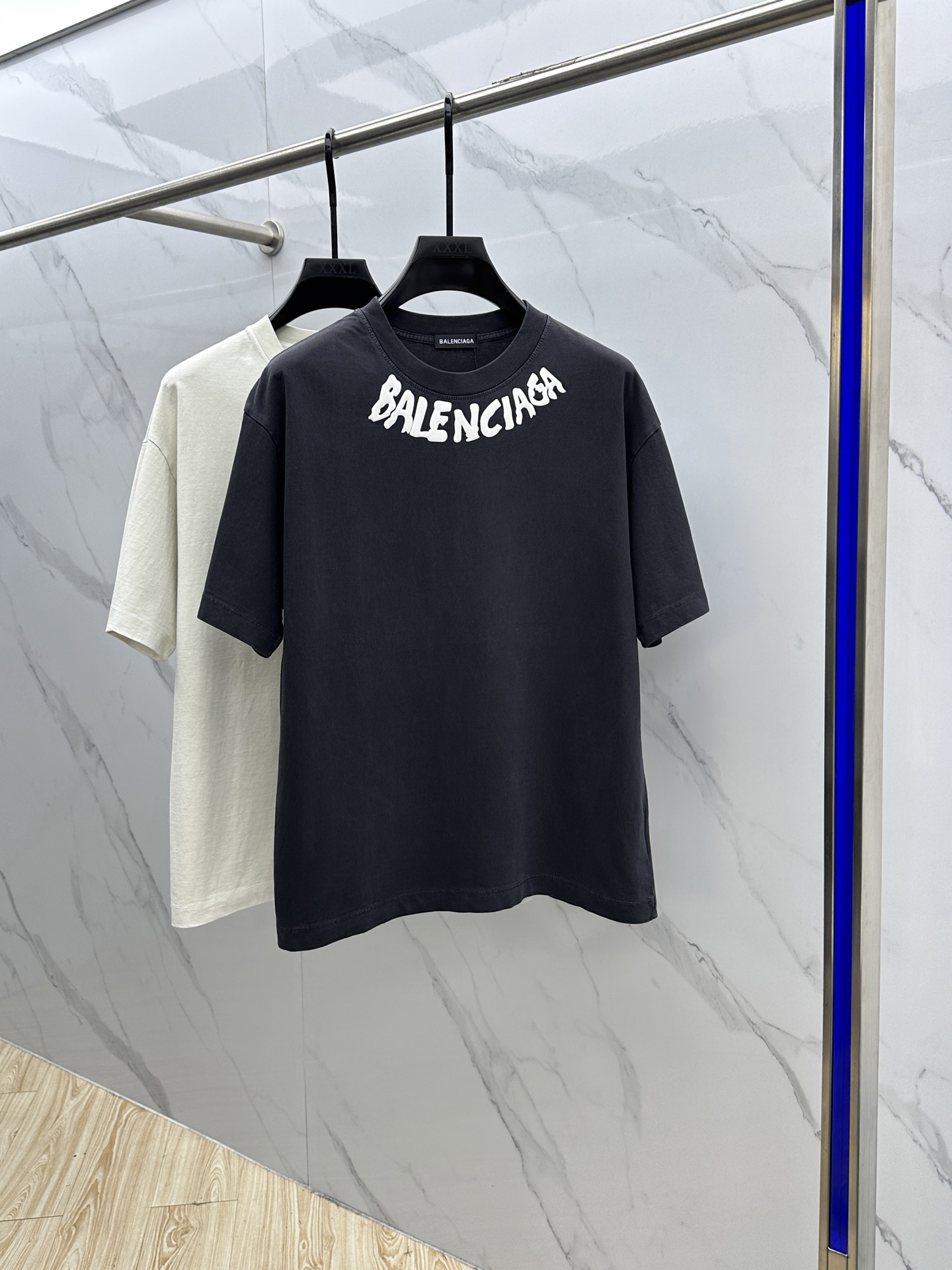 NO:159753,Balenciaga 2025FW spring and summer new round neck bottoming T-shirt, three-dimensional logo micro-contour half-sleeved 260g active cotton base T-shirt, cotton, feel glutinous and skin-skinned, soft and tough. Processing, toughness and wrinkle resistance have been greatly improved. The micro-contour cut is very well-placed, and the chest logo letters are printed and decorated with extremely high recognition. The three-standard logo is complete, and the single-skin base must be used. The same model for men and women xh number M-3XL,,balenciaga,balenciaga,tees,t-shirt,alexander wang19860909Balenciaga·巴黎世家 2025FW春夏新品圆领打底外穿T恤,立体感logo微廓形半袖260克活性纯棉打底T恤,棉,手感面糯有骨感,柔而有韧性.工艺处理,韧性和抗皱性能得到大幅度提高.微廓形剪裁很到位,胸前logo字母印花装饰,辨识度极高.三标齐全,单穿打底必备单品. 男女同款xh 码数M-3XL,,balenciaga,balenciaga,tees，t-shirt,alexander wang,Men's clothing