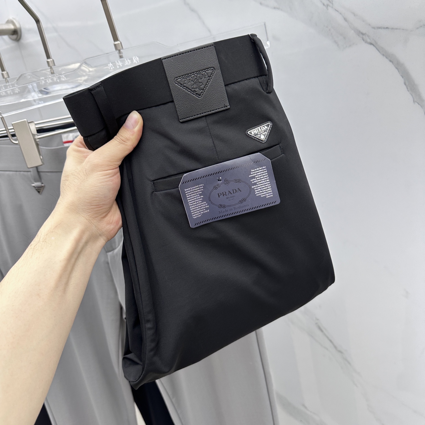 NO:152901,PRADA·Prada Spring and summer new casual trousers, simultaneously released on the official website, trouser body craft design, imported customer-supplied auxiliary materials, and factory-produced without inspection!  Every detail is the ultimate, the original hardware accessories are trendy and stylish, and they are a must-have item for trendy people!  Original AX production!  Number of codes 30-40 has 35 no 37. 39, prada, prada, alexander wang19860909PRADA·普拉达 春夏新品休闲裤西裤,官网同步发售,裤身工艺设计,进口客供辅料,代工厂出品免检！每个细节做到极致,原版五金配件,潮范十足、上身有型帅气,潮人必备单品！ AX原单出品！ 码数30-40有35无37. 39,,prada,prada,alexander wang,Men's clothing