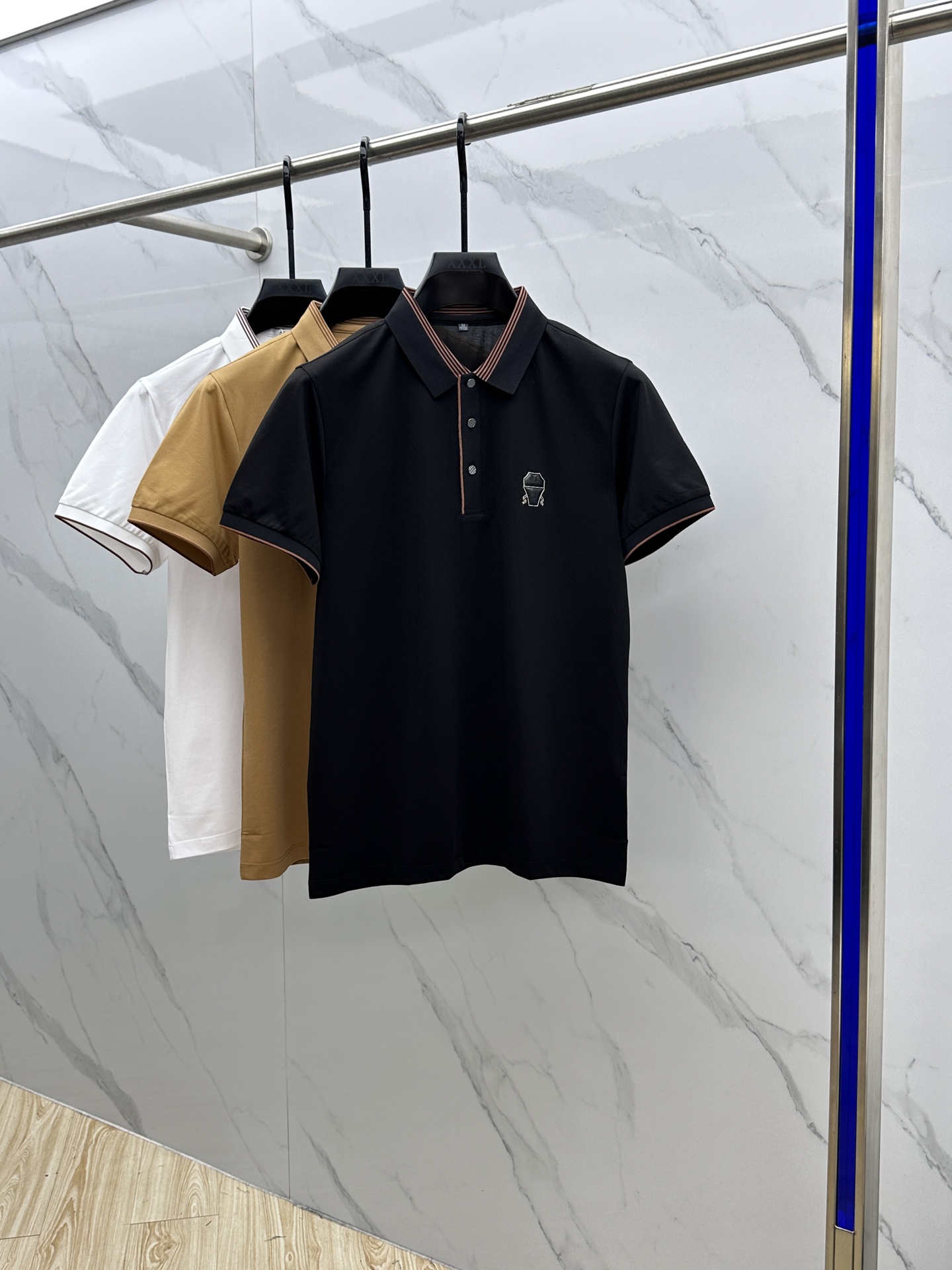 NO:502891,BC 2025 spring and summer new men's lapel Polo shirt short-sleeved T-shirt is released simultaneously on the counter. Simple, fashionable and versatile. High-end quality. Concave and convex logo design on the chest. Cuff specific thread knitted perfect color-blocking. Custom imported double-strand mercerized bead floor cotton fabric. Comfortable and breathable. High grade and texture. Fashion and casual!  Original production of gao code number M-3XL, T-shirt,tees,t-shirt,alexander wang19860909BC 2025春夏新款男士翻领Polo衫短袖T恤 柜台同步发售 简洁时尚百搭 高端品质 胸前凹凸logo设计 袖口特定螺纹针织完美拼色,定制进口双股丝光珠地棉面料 穿着舒适 透气 档次高很有质感 时尚又休闲！ gao原单出品 码数M-3XL,,T-shirt,tees，t-shirt,alexander wang,Men's clothing