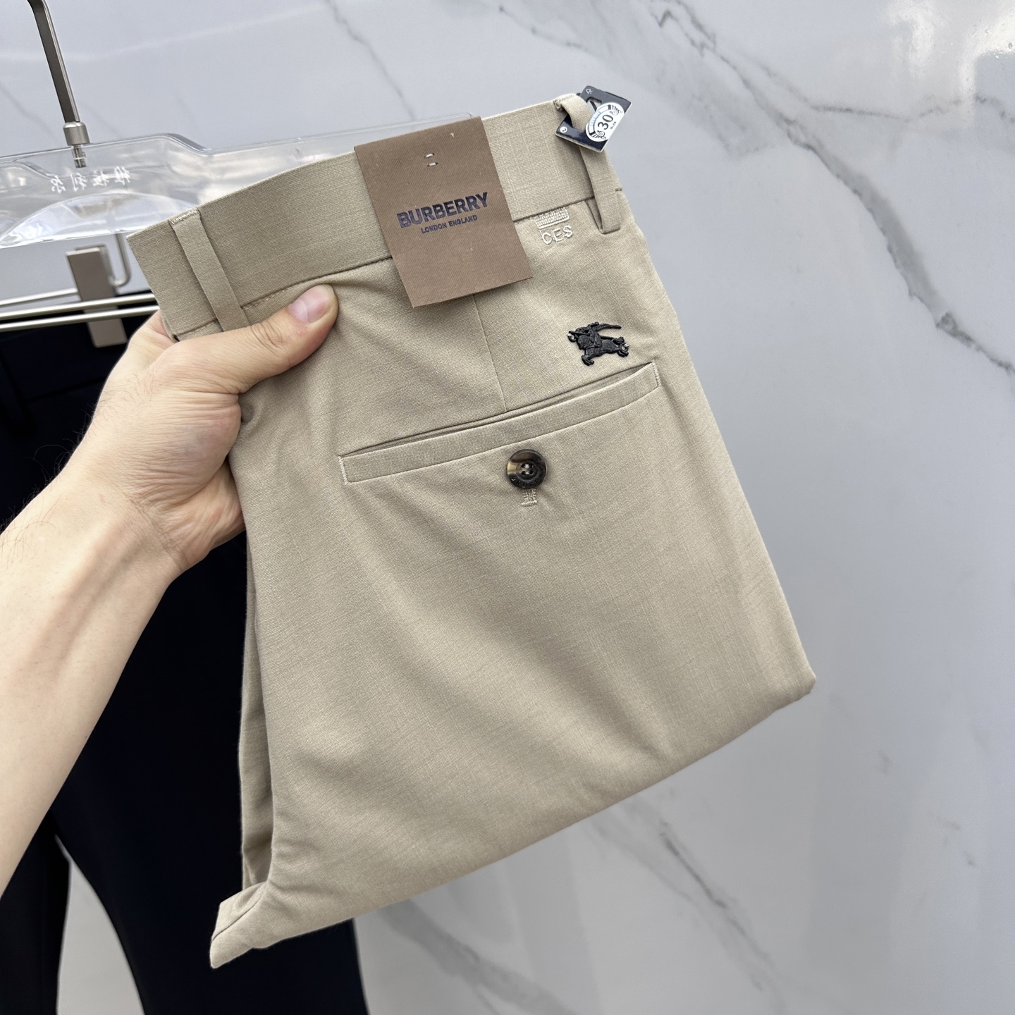 NO:137483,Burberry · Burberry 2025 spring and summer new casual trousers, released simultaneously on the official website, trouser body craft design, imported customer-supplied auxiliary materials, fabric customization, and OEM products are free of inspection!  Every detail is the ultimate, the original hardware accessories are trendy and stylish, and they are a must-have item for trendy people!  Original AX production!  30-40, there are 35 or no 37. 39, burberry, burberry, alexander wang19860909Burberry·巴宝莉 2025春夏新品休闲裤西裤,官网同步发售,裤身工艺设计,进口客供辅料、面料定制,代工厂出品免检！每个细节做到极致,原版五金配件,潮范十足、上身有型帅气,潮人必备单品！ AX原单出品！ 码数30-40有35无37. 39,,burberry,burberry,alexander wang,Men's clothing