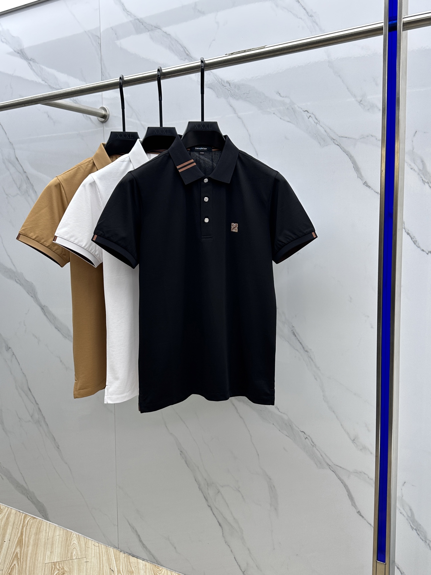 NO:502896,ZEGNA Jínia 2025 spring and summer new men's lapel Polo shirt short-sleeved T-shirt is released simultaneously on the counter. Simple, fashionable and versatile, high-end quality, chest logo design, cuff specific thread knitted perfect color block, customized imported double-strand mercerized bead floor cotton fabric, comfortable to wear, breathable, high grade and very textured, fashionable and casual!  Original production of gao code number M-3XL, zegna, T-shirt,tees, t-shirt,alexander wang19860909ZEGNA·杰尼亚 2025春夏新款男士翻领Polo衫短袖T恤 柜台同步发售 简洁时尚百搭 高端品质 胸前logo设计 袖口特定螺纹针织完美拼色,定制进口双股丝光珠地棉面料 穿着舒适 透气 档次高很有质感 时尚又休闲！ gao原单出品 码数M-3XL,,zegna,T-shirt,tees，t-shirt,alexander wang,Men's clothing