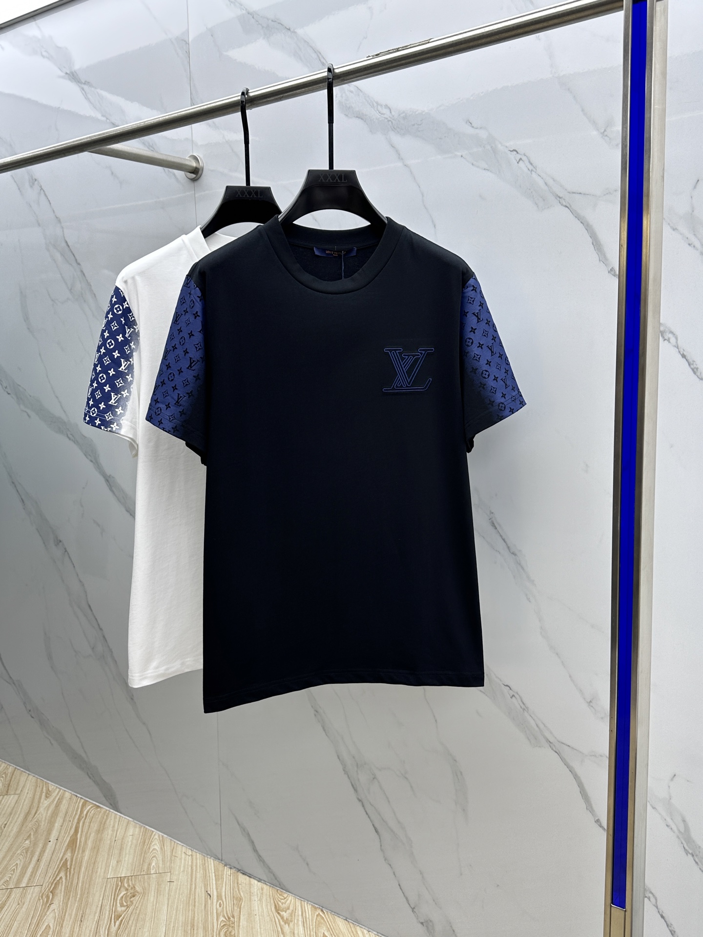 NO:149919,Louis Vuitton·Louis Vuitton 2025FW spring and summer new round neck bottoming T-shirt, three-dimensional logo pure cotton half-sleeved active pure cotton, soft and tough. Processing, toughness and wrinkle resistance have been greatly improved. The tailoring is very good, the chest logo embroidery process is extremely recognizable. The three standards are complete, and the single-wear base must be used. The same model for men and women, the same size, the number of numbers S-XL,,louis vuitton,louis vuitton,tees,t-shirt,alexander wang19860909Louis Vuitton·路易威登 2025FW春夏新品圆领打底外穿T恤,立体感logo纯棉半袖 活性纯棉,手感面糯有骨感,柔而有韧性.工艺处理,韧性和抗皱性能得到大幅度提高.剪裁很到位,胸前logo刺绣工艺,辨识度极高.三标齐全,单穿打底必备单品. 男女同款hei 码数S-XL,,louis vuitton,louis vuitton,tees，t-shirt,alexander wang,Men's clothing