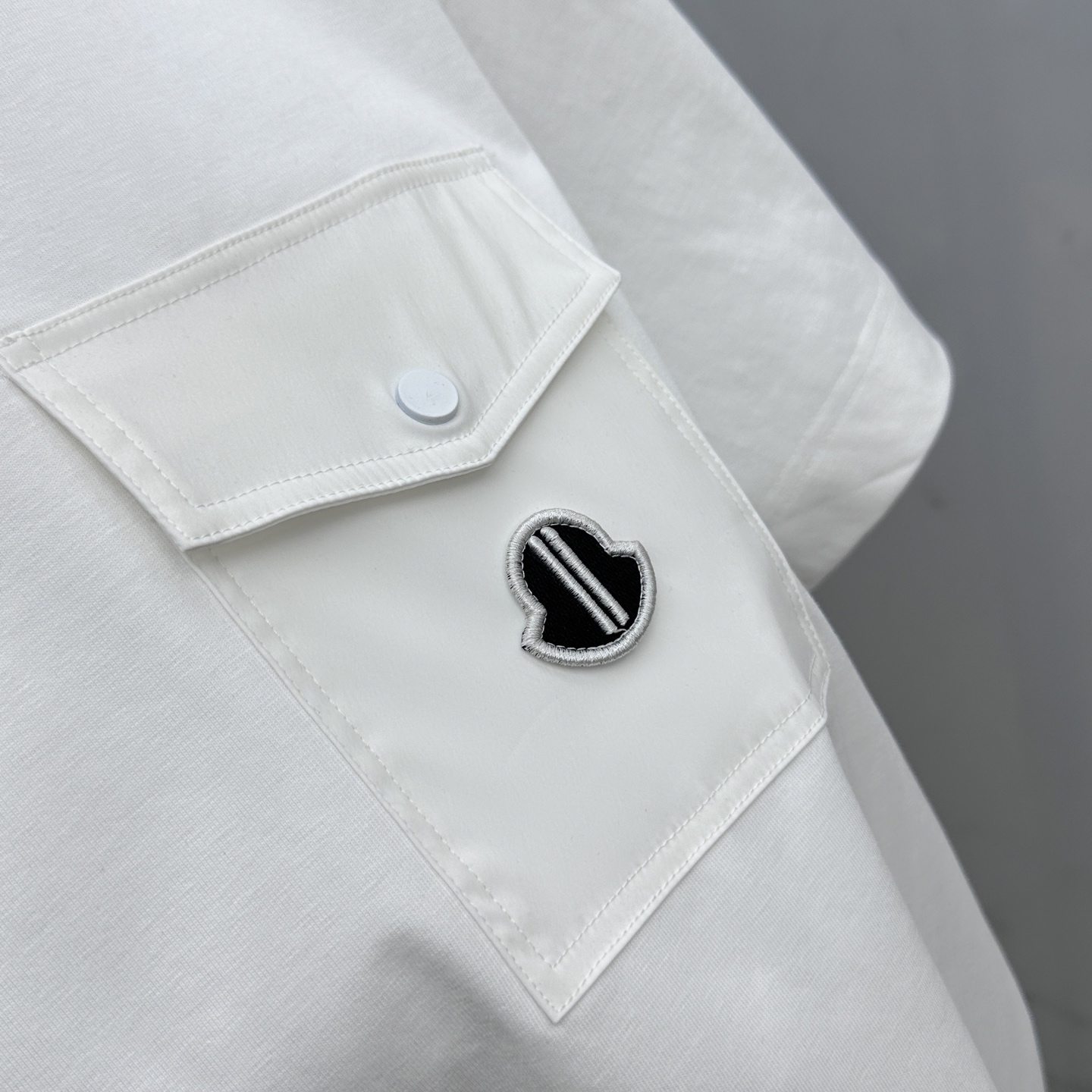  🆕Moncler·蒙口 2025FW春夏新品圆领打底外穿T恤，立体感logo微廓形半袖活性纯棉打底T恤