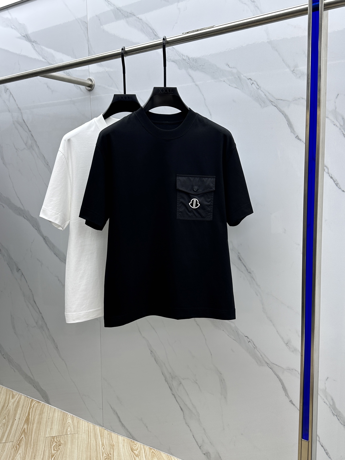NO:140041,Moncler·Moncler 2025FW spring and summer new round neck base-fitting T-shirt, three-dimensional logo, micro-contour half-sleeved active cotton base T-shirt, cotton, feel glutinous and skin-skinned, soft and tough. Processing, toughness and wrinkle resistance have been greatly improved. The micro-contour tailoring is very well-placed, and the chest pocket decoration process is extremely recognizable. The three standards are complete, and the single-wear base must be necessary. The same model for men and women xh code M-XXXL, christian louboutin, Moncler, tees, t-shirt, alexander wang19860909Moncler·蒙口 2025FW春夏新品圆领打底外穿T恤,立体感logo微廓形半袖活性纯棉打底T恤,棉,手感面糯有骨感,柔而有韧性.工艺处理,韧性和抗皱性能得到大幅度提高.微廓形剪裁很到位,胸前口袋装饰工艺,辨识度极高.三标齐全,单穿打底必备单品. 男女同款xh 码数M-XXXL,,christian louboutin,Moncler,tees，t-shirt,alexander wang,Men's clothing