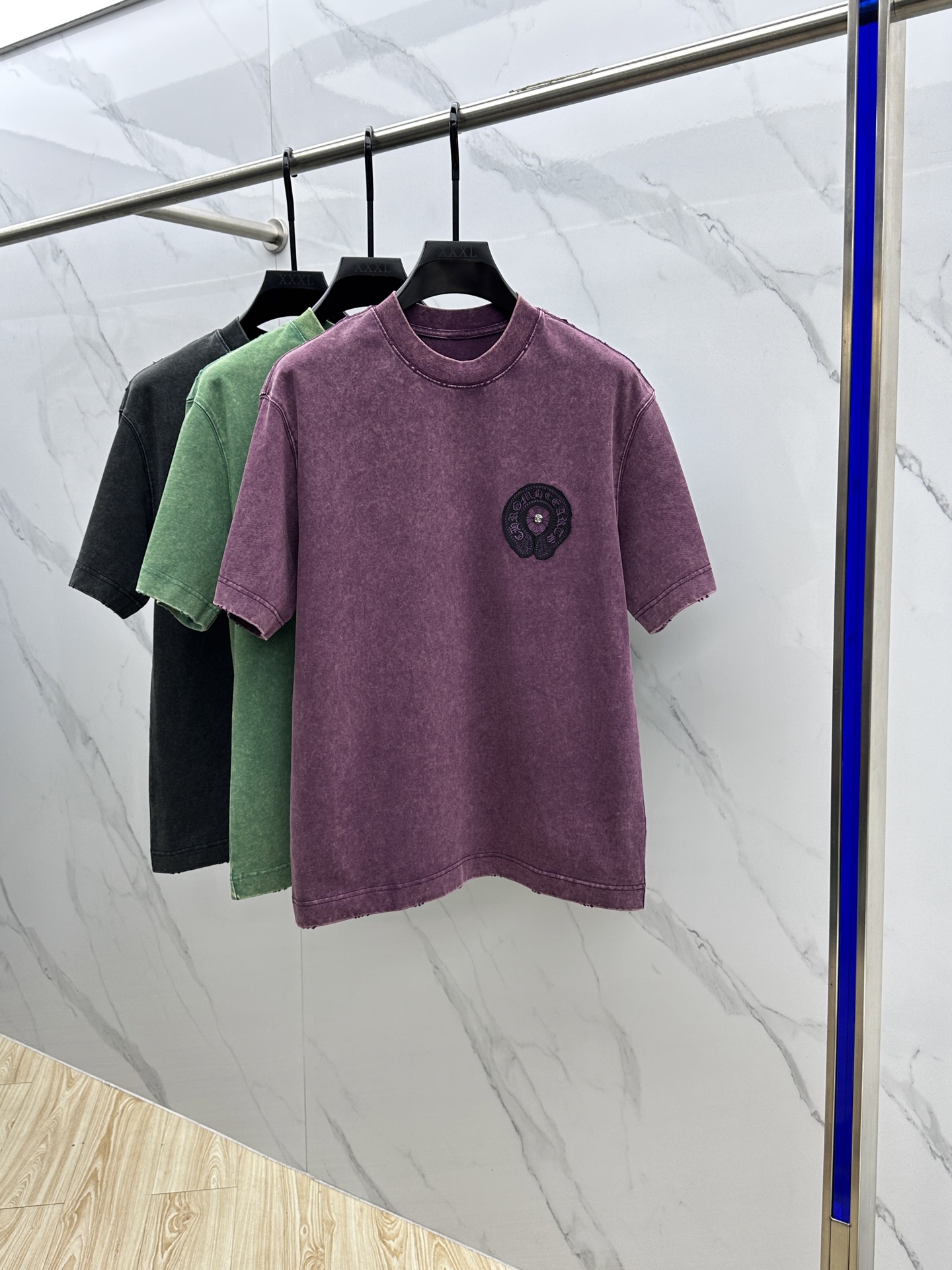 NO:140047,CH* Croxin 2025FW spring and summer new round neck base-outdoor T-shirt, three-dimensional logo, micro-contour half-sleeved active cotton base T-shirt, cotton, feel glutinous and skin-skinned, soft and tough. Processing, toughness and wrinkle resistance have been greatly improved. The micro-contour tailoring is very well-placed, and the chest leather horseshoe flower embroidery process is extremely recognizable. The three-standard logo is complete, and the single-skin base must be used. The same model for men and women xh code M-XXXL, chrome hearts, tees, t-shirt, alexander wang19860909CH*克罗心 2025FW春夏新品圆领打底外穿T恤,立体感logo微廓形半袖活性纯棉打底T恤,棉,手感面糯有骨感,柔而有韧性.工艺处理,韧性和抗皱性能得到大幅度提高.微廓形剪裁很到位,胸前皮革马蹄花刺绣工艺,辨识度极高.三标齐全,单穿打底必备单品. 男女同款xh 码数M-XXXL,,chrome hearts,tees，t-shirt,alexander wang,Men's clothing