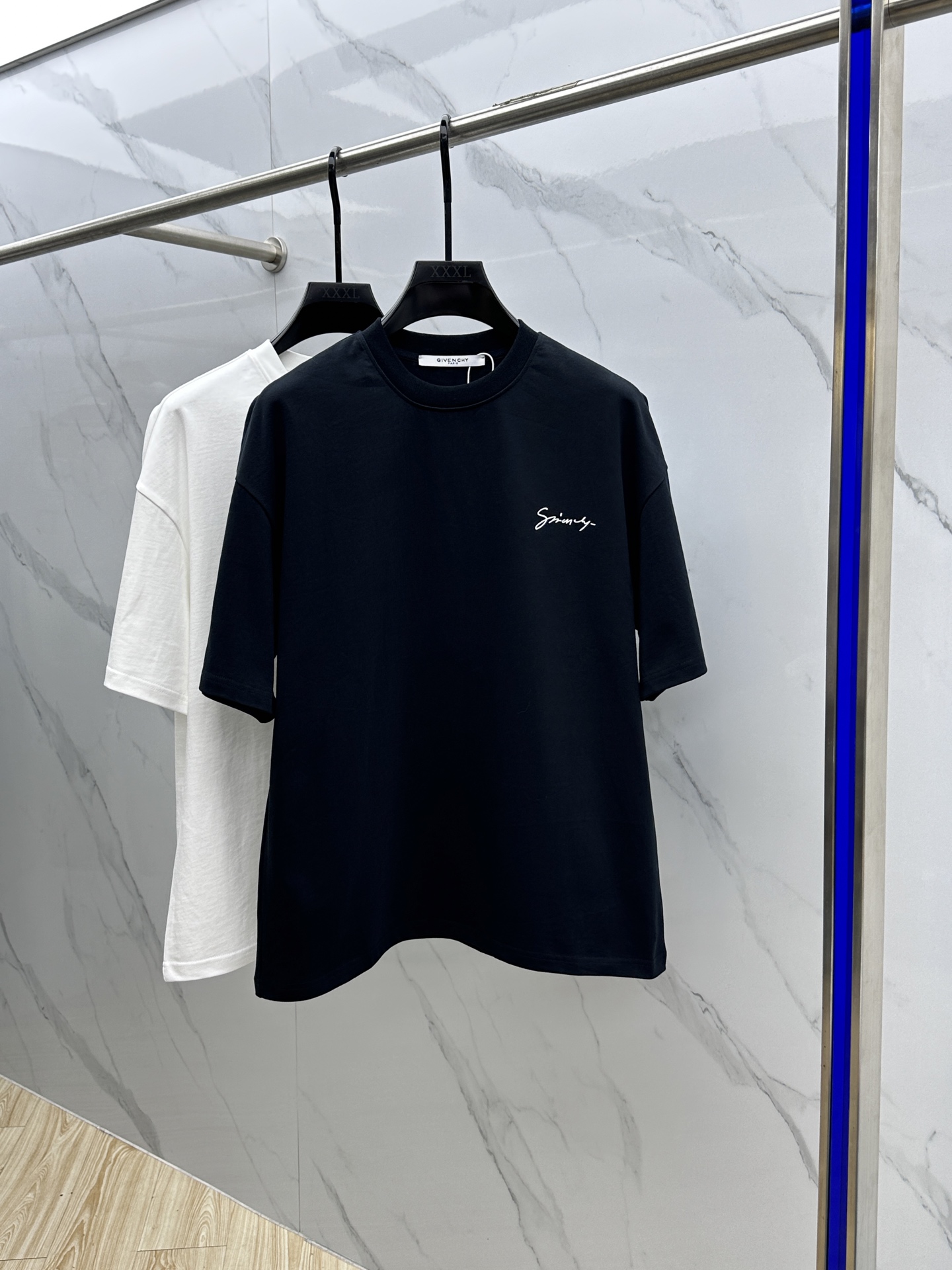 NO:134755,Givenchy Givenchy 2025FW spring and summer new round neck bottoming T-shirt, three-dimensional logo micro-contour half-sleeved, active cotton base T-shirt, cotton, glutinous and skin-skinned, soft and tough. Processing, toughness and wrinkle resistance have been greatly improved. The micro-contour cut is very well-equipped, and the chest logo is three-dimensional printed logo. Very high recognition. Three-standard logo is complete, and a must-have item for single-wear base. Men and women's ET ET S-XL, given, given, given, tees, t-shirt, alexander wang19860909Givenchy·纪梵希 2025FW春夏新品圆领打底外穿T恤,立体感logo微廓形半袖,活性纯棉打底T恤,棉,手感面糯有骨感,柔而有韧性.工艺处理,韧性和抗皱性能得到大幅度提高.微廓形剪裁很到位,胸前logo立体印花标识.辨识度极高.三标齐全,单穿打底必备单品. 男女同款ET 码数S-XL,,givenchy,givenchy,tees，t-shirt,alexander wang,Men's clothing