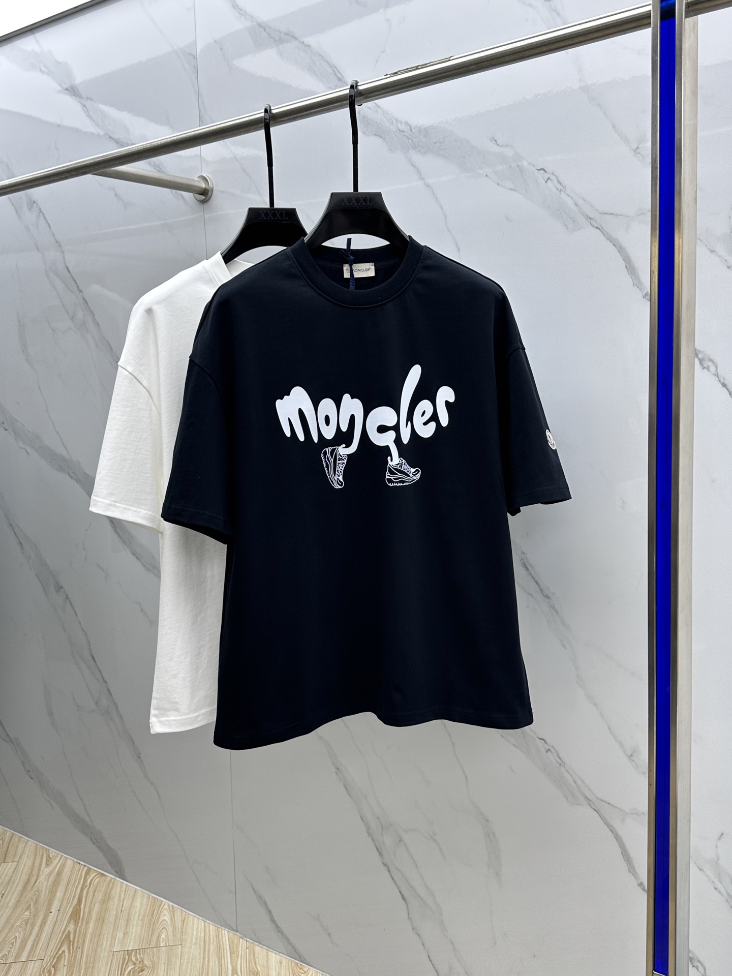 NO:134757,Moncler·Moncler 2025FW spring and summer new round neck bottoming T-shirt, three-dimensional logo micro-contour half-sleeved, active cotton base T-shirt, cotton, glutinous and skin-skinned, soft and tough. Processing, toughness and wrinkle resistance have been greatly improved. The micro-contour cut is very well-equipped, and the chest logo is three-dimensional printed logo. Very high recognition. Three-standard logo is complete, and a must-have item for single-skinned base. Men and women's ET S-XL, christian louboutin, Moncler, tees, t-shirt, alexander wang19860909Moncler·蒙口 2025FW春夏新品圆领打底外穿T恤,立体感logo微廓形半袖,活性纯棉打底T恤,棉,手感面糯有骨感,柔而有韧性.工艺处理,韧性和抗皱性能得到大幅度提高.微廓形剪裁很到位,胸前logo立体印花标识.辨识度极高.三标齐全,单穿打底必备单品. 男女同款ET 码数S-XL,,christian louboutin,Moncler,tees，t-shirt,alexander wang,Men's clothing