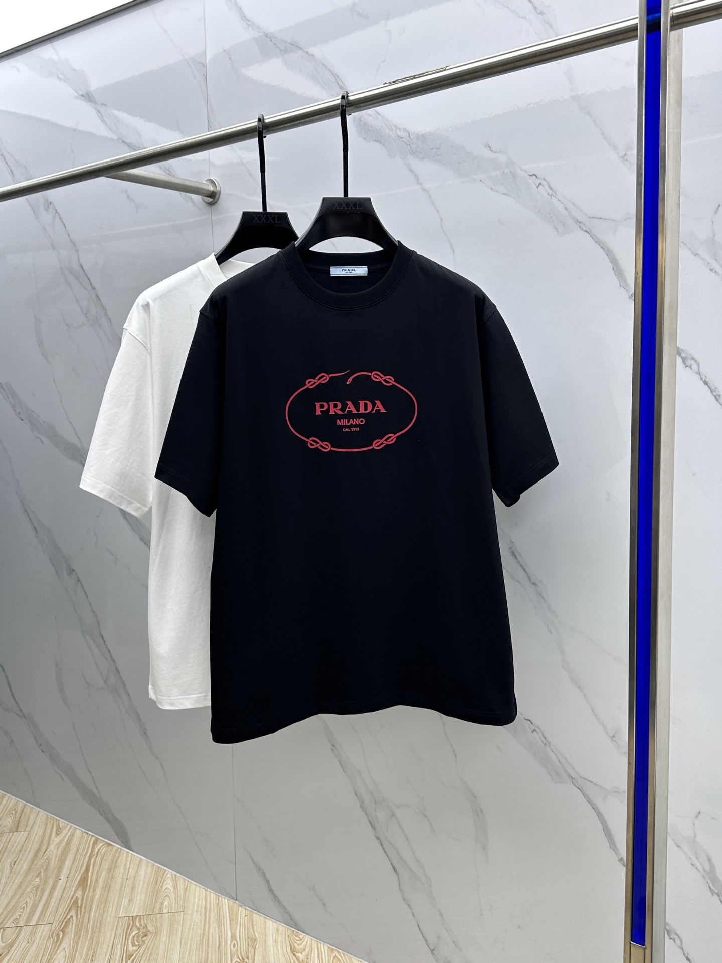 NO:134763,Prada ·Prada 2025FW spring and summer new round neck base-fitting T-shirt, three-dimensional logo micro-contour half-sleeved active cotton base T-shirt, cotton, feel glutinous and skin-skinned, soft and tough. Processing, toughness and wrinkle resistance have been greatly improved. The micro-contour cut is very well-equipped, and the chest logo is dripping process, with extremely high recognition. Three standards are complete, and a must-have item for single-wear base. Men and women's same ms code S-XXL,,prada,prada,tees,t-shirt,alexander wang19860909Prada·普拉达 2025FW春夏新品圆领打底外穿T恤,立体感logo微廓形半袖活性纯棉打底T恤,棉,手感面糯有骨感,柔而有韧性.工艺处理,韧性和抗皱性能得到大幅度提高.微廓形剪裁很到位,胸前logo滴胶工艺,辨识度极高.三标齐全,单穿打底必备单品. 男女同款ms 码数S-XXL,,prada,prada,tees，t-shirt,alexander wang,Men's clothing