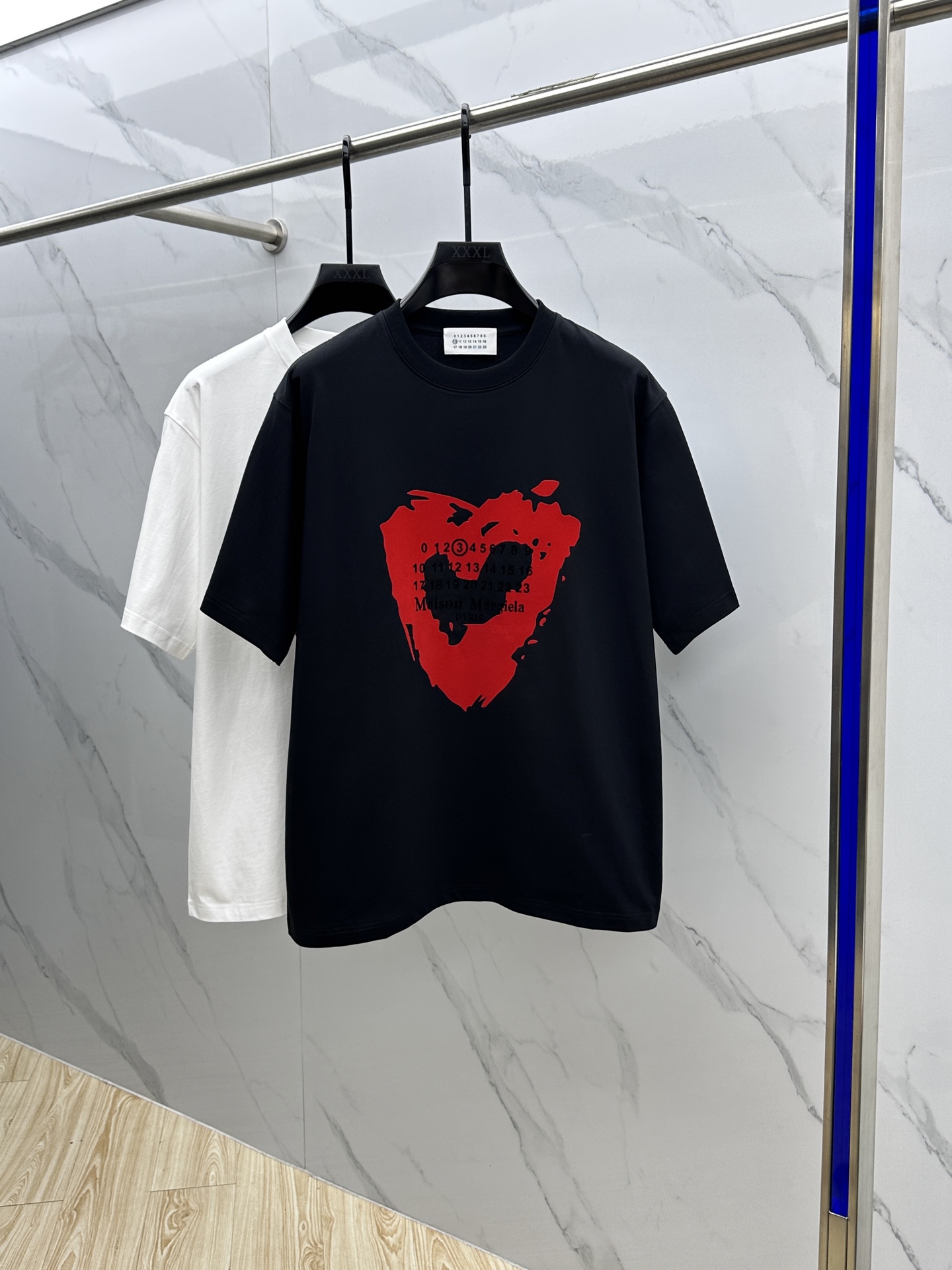 NO:134766,Magila MM6 2025FW spring and summer new round neck bottoming T-shirt, three-dimensional logo micro-contour half-sleeved active cotton base T-shirt, cotton, feel glutinous and skin-skinned, soft and tough. The process, toughness and wrinkle resistance have been greatly improved. The micro-contour tailoring is very well-placed, and the chest logo printing process is extremely recognizable. The three-standards are complete, and the single-wear base must be essential. Men and women's same ms code S-XXL,,masion margiela,masion margiela,tees,t-shirt,alexander wang19860909马吉拉MM6 2025FW春夏新品圆领打底外穿T恤,立体感logo微廓形半袖活性纯棉打底T恤,棉,手感面糯有骨感,柔而有韧性.工艺处理,韧性和抗皱性能得到大幅度提高.微廓形剪裁很到位,胸前logo印花工艺,辨识度极高.三标齐全,单穿打底必备单品. 男女同款ms 码数S-XXL,,masion margiela,masion margiela,tees，t-shirt,alexander wang,Men's clothing