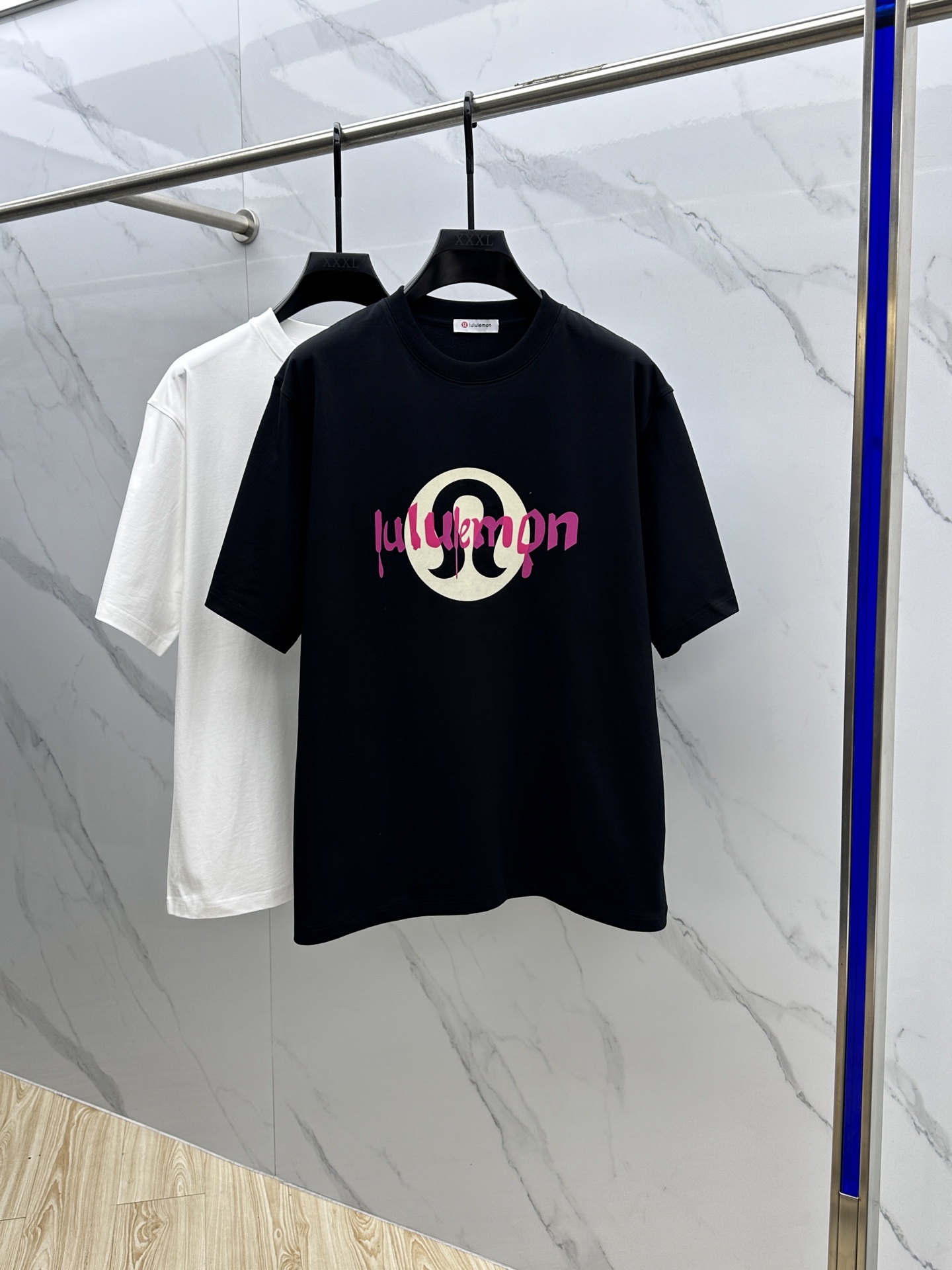 NO:134768,lululemon 2025FW spring and summer new round neck bottoming T-shirt, three-dimensional logo micro-contour half-sleeved active cotton base T-shirt, cotton, feel glutinous and skin-skinned, soft and tough. Processing, toughness and wrinkle resistance have been greatly improved. The micro-contour tailoring is very well-placed, and the chest logo printing process is extremely recognizable. The three-standard logo is complete, and the single-skin base must be used. Men and women's same ms code S-XXL, tees, t-shirt, alexander wang19860909lululemon 2025FW春夏新品圆领打底外穿T恤,立体感logo微廓形半袖活性纯棉打底T恤,棉,手感面糯有骨感,柔而有韧性.工艺处理,韧性和抗皱性能得到大幅度提高.微廓形剪裁很到位,胸前logo印花工艺,辨识度极高.三标齐全,单穿打底必备单品. 男女同款ms 码数S-XXL,,tees，t-shirt,alexander wang,Men's clothing