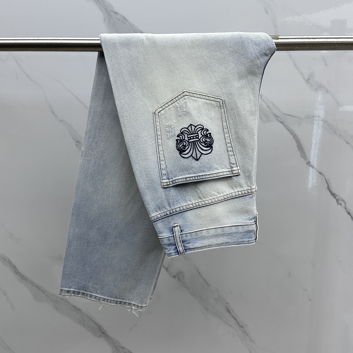 NO:471017,CH* Crowxin High-end customization, the latest wide-leg straight-leg jeans in early spring 2025, are available at the counter simultaneously, imported fixed-color fabrics, original custom reproduction, customer-supplied hardware and auxiliary materials, original quality, heavy industry washing, fine workmanship and excellent upper body!  Preferred items must be kept by yourself Recommended index Production of ADW Number of codes 30-38 None 35.37, Chrome hearts, jeans, alexander wang19860909CH*克罗心 高端定制、2025早春最新款阔腿直筒牛仔裤 柜台同步发售 进口固色面料 原版定制复刻 客供五金辅料 原单品质 重工洗水 做工走线精细 上身绝佳！优选单品 必须自留 推荐指数 ADW出品 码数30-38无35.37,,chrome hearts,jeans,alexander wang,Men's clothing