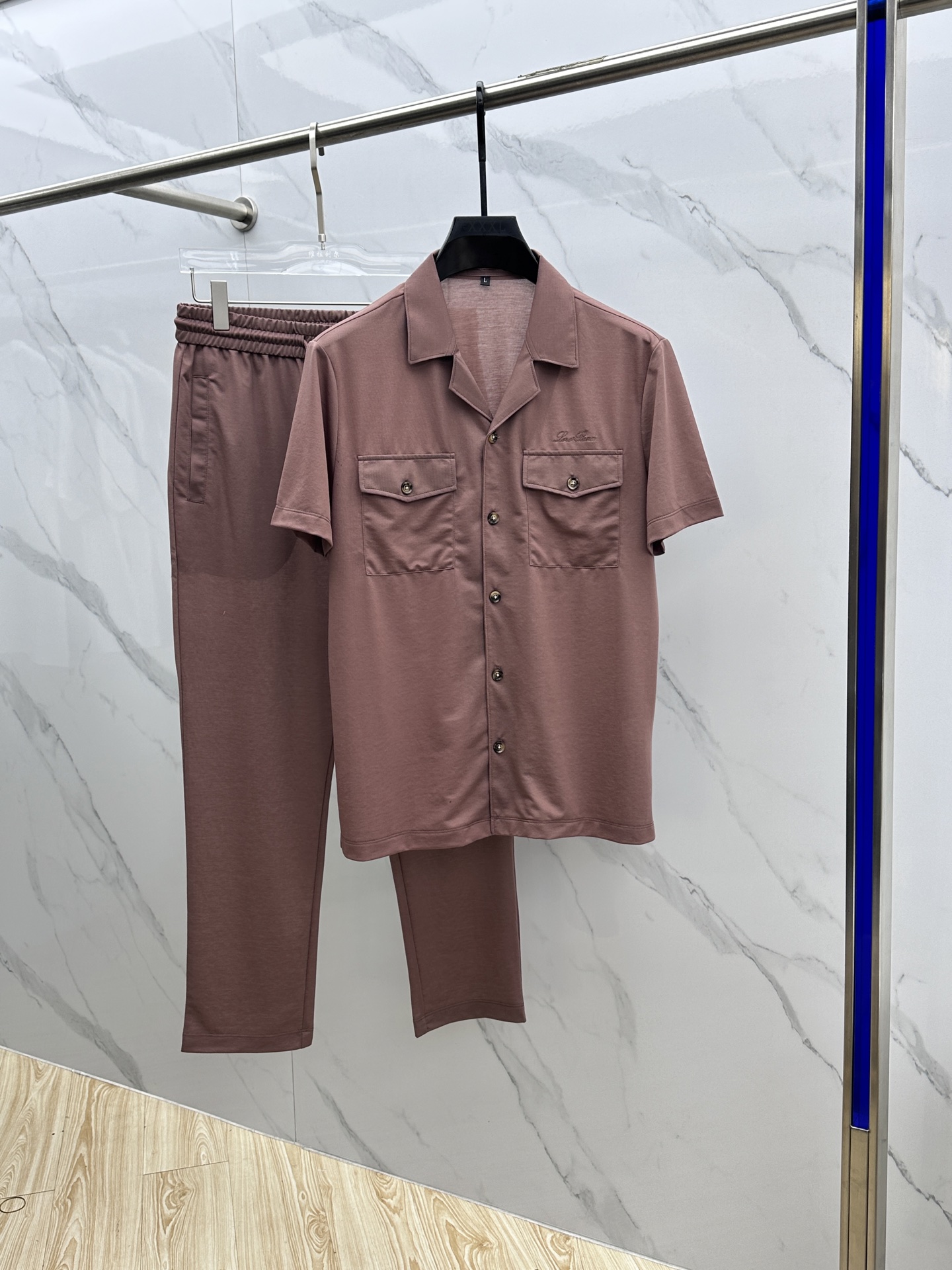 NO:161196,LP Spring and Summer New Set Men's Lapel Cardigan Short Sleeves are available at the counter simultaneously. Simple, fashionable and versatile. High-end quality. Special customized fabrics. Delicate and soft texture. The fabric is textured and comfortable and skin-friendly and breathable. It is comfortable and cool to wear. It has a high grade and is very textured. It highlights the fashion vitality and fashion aesthetic value of the new season, which is fashionable and casual!  The first choice for urban elites!  Produced by NB Code Number M-4XL, loro piano, T-shirt, alexander wang19860909LP 春夏新款套装 男士翻领开衫短袖 柜台同步发售 简洁时尚百搭 高端品质 特殊定制定织定染面料 肌理细腻柔软 面料质感与舒适度亲肤性透气性极佳 穿着舒适冰凉 档次高很有质感 突显新一季时尚活力与时装美学价值,时尚又休闲！都市精英首选！ NB出品 码数M-4XL,,loro piana,T-shirt,alexander wang,Men's clothing