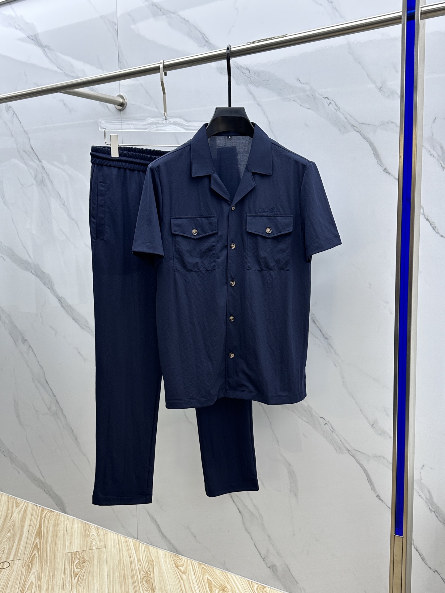 NO:162538,LP Spring and Summer New Set Men's Lapel Cardigan Short Sleeves are available at the counter simultaneously. Simple, fashionable and versatile. High-end quality. Special customized fabrics. Delicate and soft texture. The fabric is textured and comfortable and skin-friendly and breathable. It is comfortable and cool to wear. It has a high grade and is very textured. It highlights the fashion vitality and fashion aesthetic value of the new season, which is fashionable and casual!  The first choice for urban elites!  Produced by NB Code Number M-4XL, loro piano, T-shirt, alexander wang19860909LP 春夏新款套装 男士翻领开衫短袖 柜台同步发售 简洁时尚百搭 高端品质 特殊定制定织定染面料 肌理细腻柔软 面料质感与舒适度亲肤性透气性极佳 穿着舒适冰凉 档次高很有质感 突显新一季时尚活力与时装美学价值,时尚又休闲！都市精英首选！ NB出品 码数M-4XL,,loro piana,T-shirt,alexander wang,Men's clothing