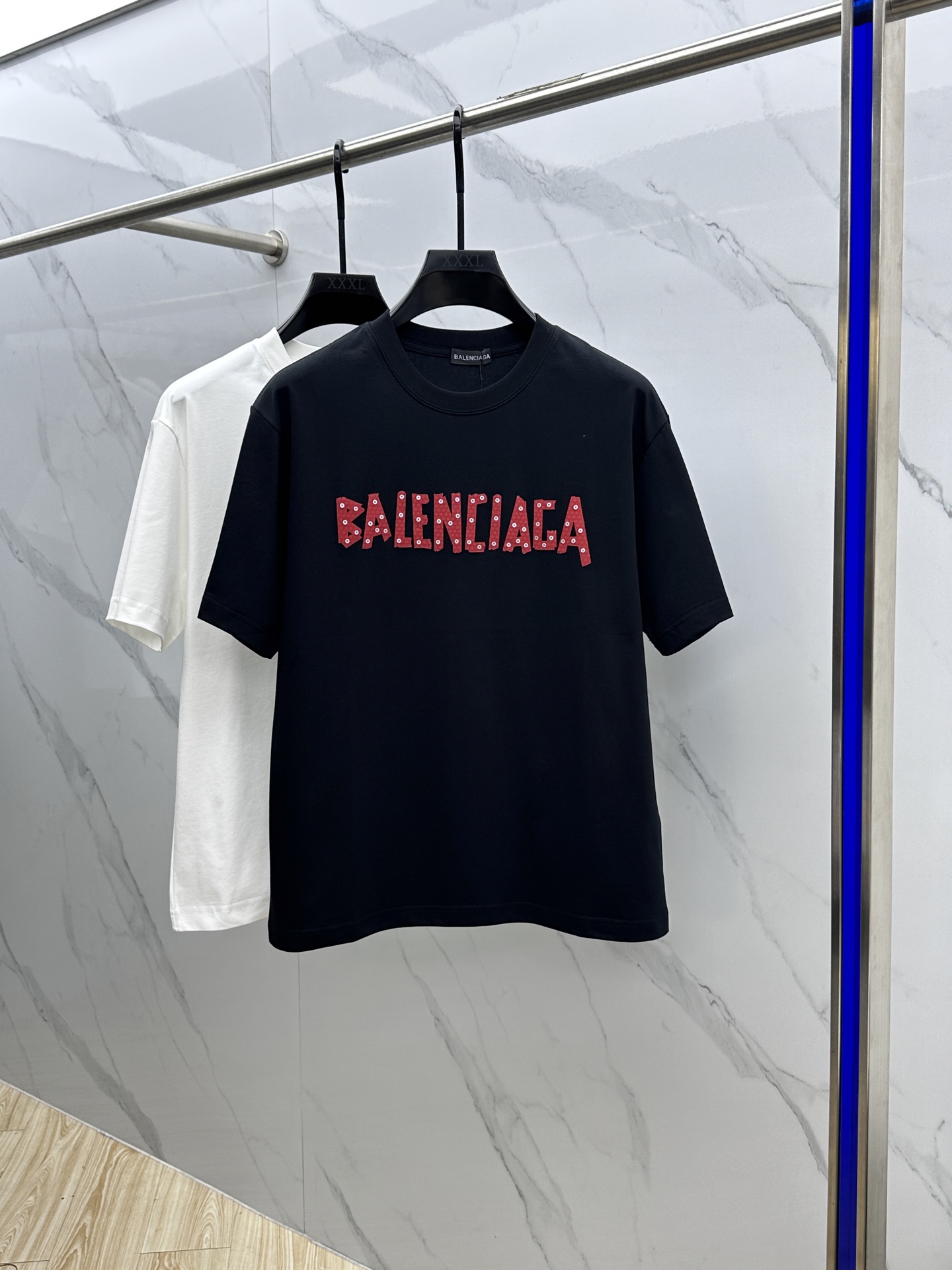 NO:141697,Balenciaga 2025FW spring and summer new round neck bottoming T-shirt, three-dimensional logo, micro-contour half-sleeved cotton base, soft and tough. Processing, toughness and wrinkle resistance have been greatly improved. The micro-contour cut is very well-equipped, and the chest logo has a three-dimensional glue dripping process, which is extremely recognizable. A must-have item for single-wearing base. The same model for men and women, xh, digits, M-XXXL,,balenciaga,balenciaga,tees, t-shirt,alexander wang19860909Balenciaga·巴黎世家 2025FW春夏新品圆领打底外穿T恤,立体感logo微廓形半袖纯棉打底,手感面糯有骨感,柔而有韧性.工艺处理,韧性和抗皱性能得到大幅度提高.微廓形剪裁很到位,胸前logo立体滴胶工艺,辨识度极高.单穿打底必备单品. 男女同款xh 码数M-XXXL,,balenciaga,balenciaga,tees，t-shirt,alexander wang,Men's clothing