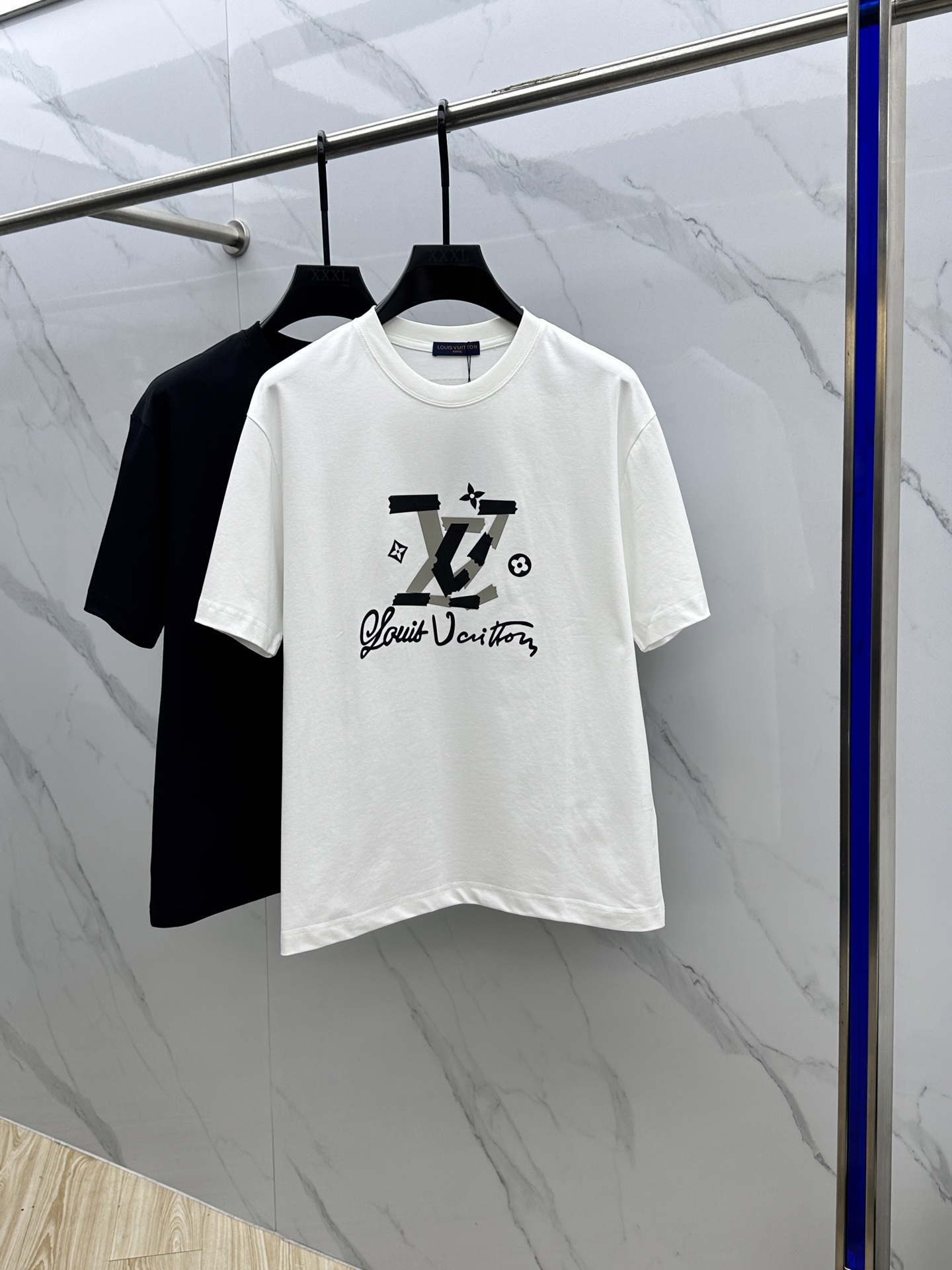 NO:161169,Louis Vuitton·Louis Vuitton 2025FW spring and summer new round neck bottoming T-shirt, three-dimensional logo, micro-contour half-sleeved cotton base, the feel is glutinous and skinny, soft and tough. The process, toughness and wrinkle resistance have been greatly improved. The micro-contour tailoring is very well-equipped, and the chest logo is three-dimensional glue pressing process is extremely recognizable. A must-have item for single-wearing base. The same model for men and women xh number M-XXXL,,louis vuitton,louis vuitton,tees,t-shirt,alexander wang19860909Louis Vuitton·路易威登 2025FW春夏新品圆领打底外穿T恤,立体感logo微廓形半袖纯棉打底,手感面糯有骨感,柔而有韧性.工艺处理,韧性和抗皱性能得到大幅度提高.微廓形剪裁很到位,胸前logo立体压胶工艺,辨识度极高.单穿打底必备单品. 男女同款xh 码数M-XXXL,,louis vuitton,louis vuitton,tees，t-shirt,alexander wang,Men's clothing