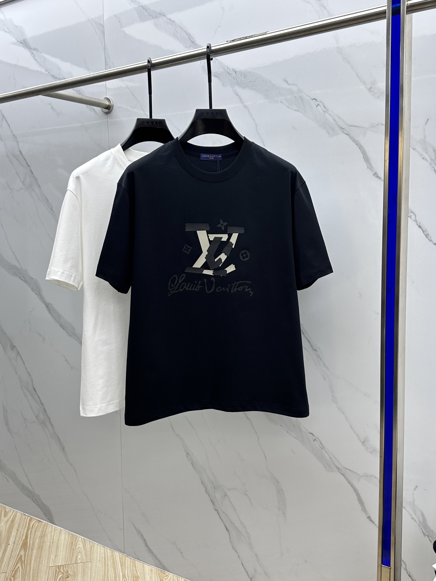 NO:161171,Louis Vuitton·Louis Vuitton 2025FW spring and summer new round neck base with T-shirt, three-dimensional logo, micro-contour half-sleeved cotton base, the feel is glutinous and skinny, soft and tough. The process, toughness and wrinkle resistance have been greatly improved. The micro-contour tailoring is very well-equipped, and the three-dimensional embroidery process on the chest logo is extremely recognizable. A must-have item for single-wearing base. The same model for men and women xh number M-XXXL,,louis vuitton,louis vuitton,tees,t-shirt,alexander wang19860909Louis Vuitton·路易威登 2025FW春夏新品圆领打底外穿T恤,立体感logo微廓形半袖纯棉打底,手感面糯有骨感,柔而有韧性.工艺处理,韧性和抗皱性能得到大幅度提高.微廓形剪裁很到位,胸前logo立体刺绣工艺,辨识度极高.单穿打底必备单品. 男女同款xh 码数M-XXXL,,louis vuitton,louis vuitton,tees，t-shirt,alexander wang,Men's clothing