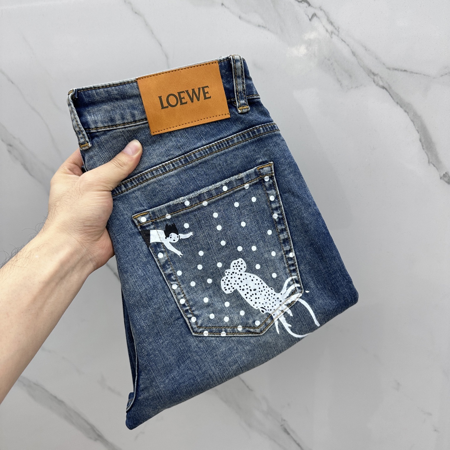 NO:159779,LOEWE·Luo Yiwei High-end customization, the latest jeans in early spring 2025 are released simultaneously on the counter. Original custom reproduction. Customer-supplied hardware and accessories. Original quality. Imported denim fabric heavy-duty washing. Boutique leather brands. Fine workmanship and excellent upper body!  Preferred single product A10 original single product, number 30-38 without 35.37, loewe, loewe, jeans, alexander wang19860909LOEWE·罗意威 高端定制、2025早春最新款牛仔裤 柜台同步发售 原版定制复刻 客供五金辅料 原单品质 进口牛仔面料重工洗水 精品皮牌 做工走线精细 上身绝佳！优选单品 A10原单出品 码数30-38无35.37,,loewe,loewe,jeans,alexander wang,Men's clothing