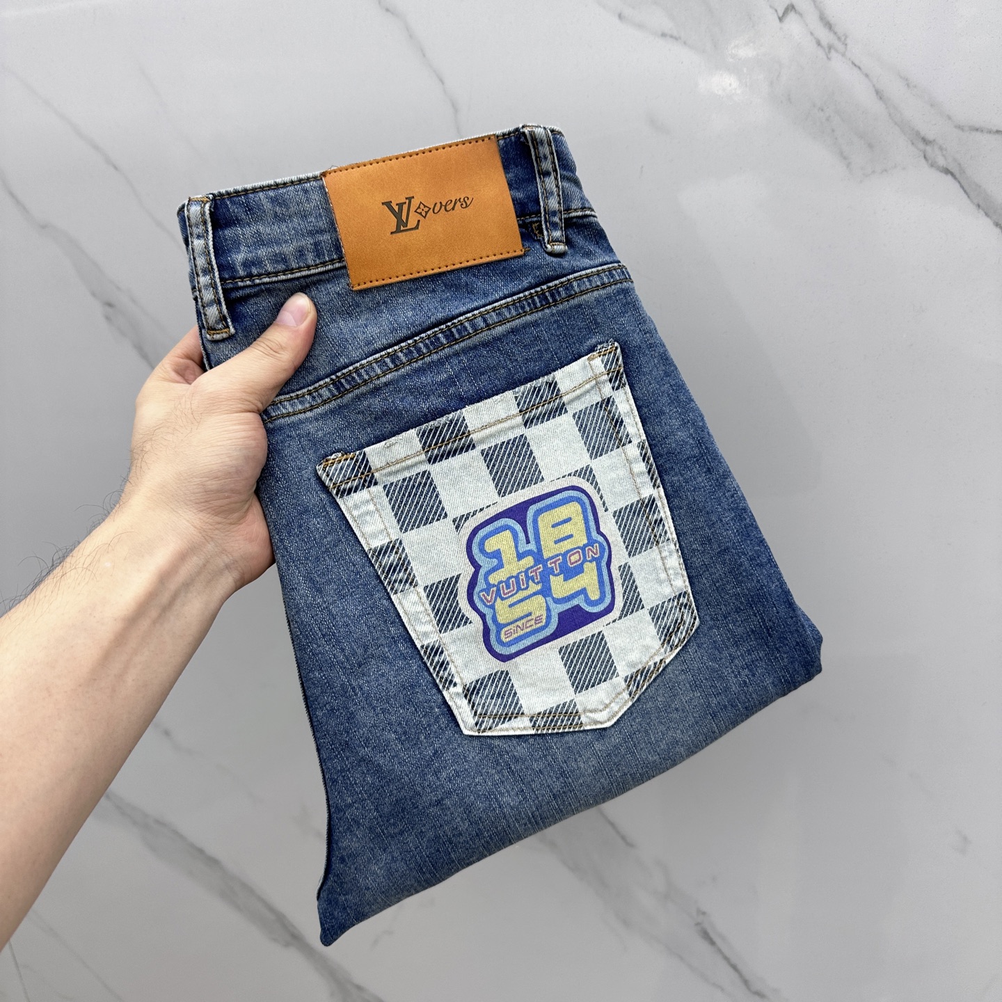 NO:152935,1V·Louis Vuitton, high-end customization, the latest style of early spring jeans, released at the counter simultaneously, original custom reproduction, customer-supplied hardware and accessories, original quality, imported denim fabric heavy-duty washing, fine leather brand, fine workmanship wiring, excellent upper body!  Preferred single product A10 original single product, number 30-38 without 35.37, louis vuitton, jeans, alexander wang198609091V·路易威登 高端定制、早春最新款牛仔裤 柜台同步发售 原版定制复刻 客供五金辅料 原单品质 进口牛仔面料重工洗水 精品皮牌 做工走线精细 上身绝佳！优选单品 A10原单出品 码数30-38无35.37,,louis vuitton,jeans,alexander wang,Men's clothing