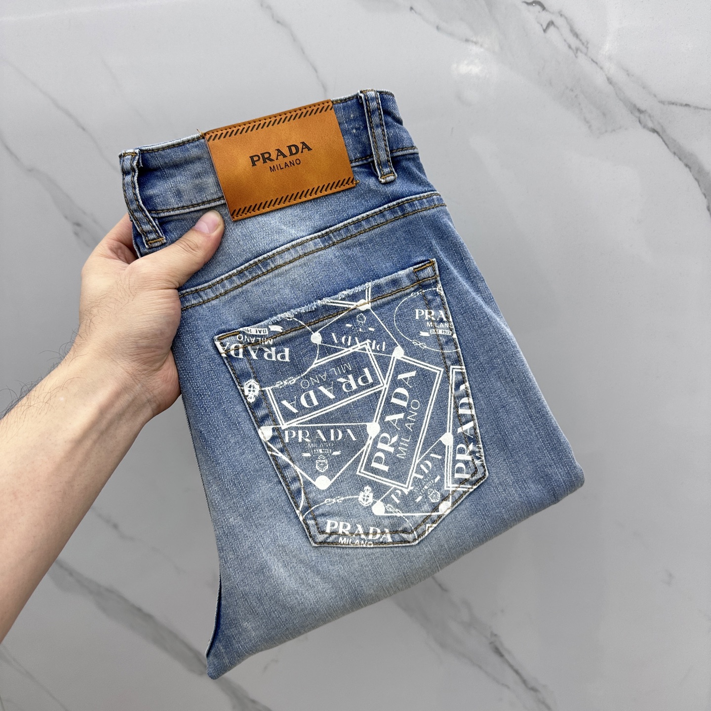 NO:159776,PRADA·Prada High-end customization, the latest jeans in early spring 2025 are released simultaneously on the counter. Original custom reproduction. Customer-supplied hardware and accessories. Original quality. Imported denim fabric heavy-duty washing. Boutique leather brands. Fine workmanship and excellent upper body!  Preferred single product A10 original single product, number 30-38 without 35.37, prada, prada, jeans, alexander wang19860909PRADA·普拉达 高端定制、2025早春最新款牛仔裤 柜台同步发售 原版定制复刻 客供五金辅料 原单品质 进口牛仔面料重工洗水 精品皮牌 做工走线精细 上身绝佳！优选单品 A10原单出品 码数30-38无35.37,,prada,prada,jeans,alexander wang,Men's clothing