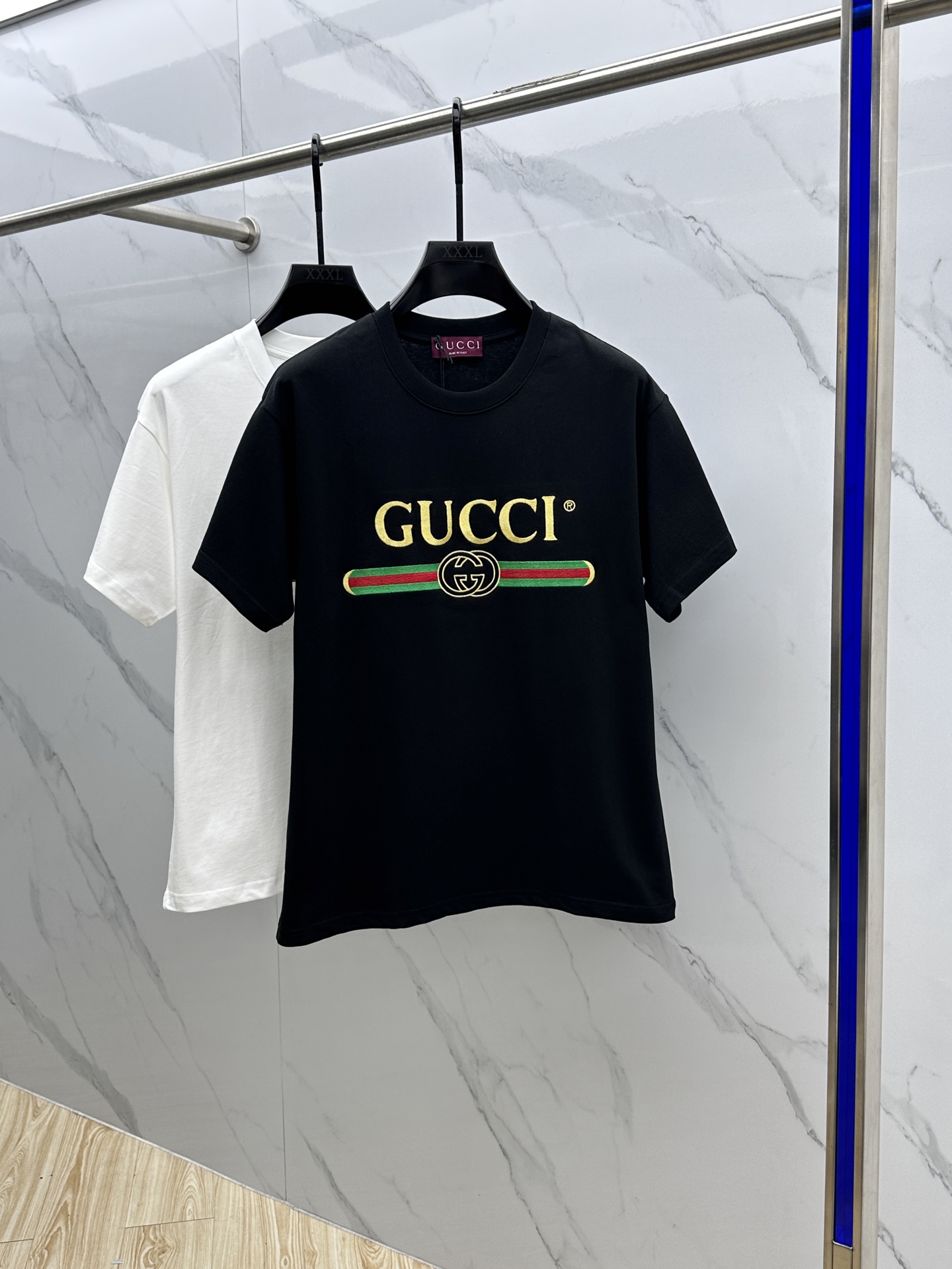 NO:473514,Louis Vuitton·Louis Vuitton 2025FW spring and summer new round neck base-outdoor T-shirt, three-dimensional logo micro-contour half-sleeved cotton base T-shirt, cotton, feel glutinous and skin-skinned, soft and tough. Processing, toughness and wrinkle resistance have been greatly improved. The micro-contour tailoring is very well-equipped, and the chest logo letter embroidery is extremely recognizable. The three-standards are complete, and the single-skin base must be worn. The same Abb Abb S-XL,,louis vuitton,louis vuitton,tees,t-shirt,alexander wang19860909Louis Vuitton·路易威登 2025FW春夏新品圆领打底外穿T恤,立体感logo微廓形半袖纯棉打底T恤,棉,手感面糯有骨感,柔而有韧性.工艺处理,韧性和抗皱性能得到大幅度提高.微廓形剪裁很到位,胸前logo字母刺绣,辨识度极高.三标齐全,单穿打底必备单品. 男女同款Abb 码数S-XL,,louis vuitton,louis vuitton,tees，t-shirt,alexander wang,Men's clothing