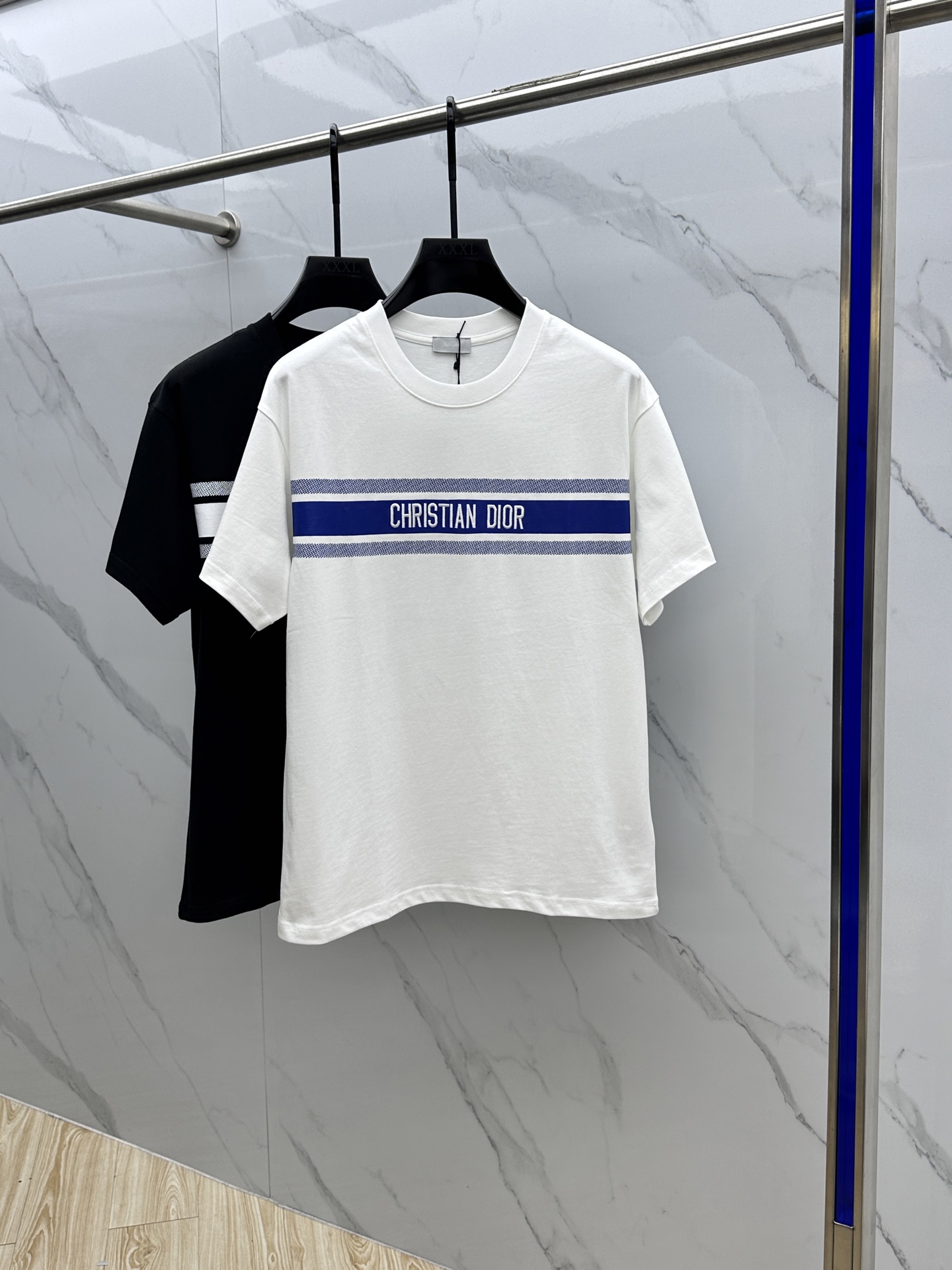 NO:476193,Dior 2025FW spring and summer new round neck base-fitting T-shirt, three-dimensional logo micro-contour half-sleeved cotton base T-shirt, cotton, feel glutinous and skin-skinned, soft and tough. Processing, toughness and wrinkle resistance have been greatly improved. The micro-contour tailoring is very well-equipped, and the chest logo letter embroidery is extremely recognizable. The three-standard logo is complete, and the single-skin base must be worn. The same Abb size S-XL,,dior,dior,tees, t-shirt,alexander wang19860909Dior·迪奥 2025FW春夏新品圆领打底外穿T恤,立体感logo微廓形半袖纯棉打底T恤,棉,手感面糯有骨感,柔而有韧性.工艺处理,韧性和抗皱性能得到大幅度提高.微廓形剪裁很到位,胸前logo字母刺绣,辨识度极高.三标齐全,单穿打底必备单品. 男女同款Abb 码数S-XL,,dior,dior,tees，t-shirt,alexander wang,Men's clothing