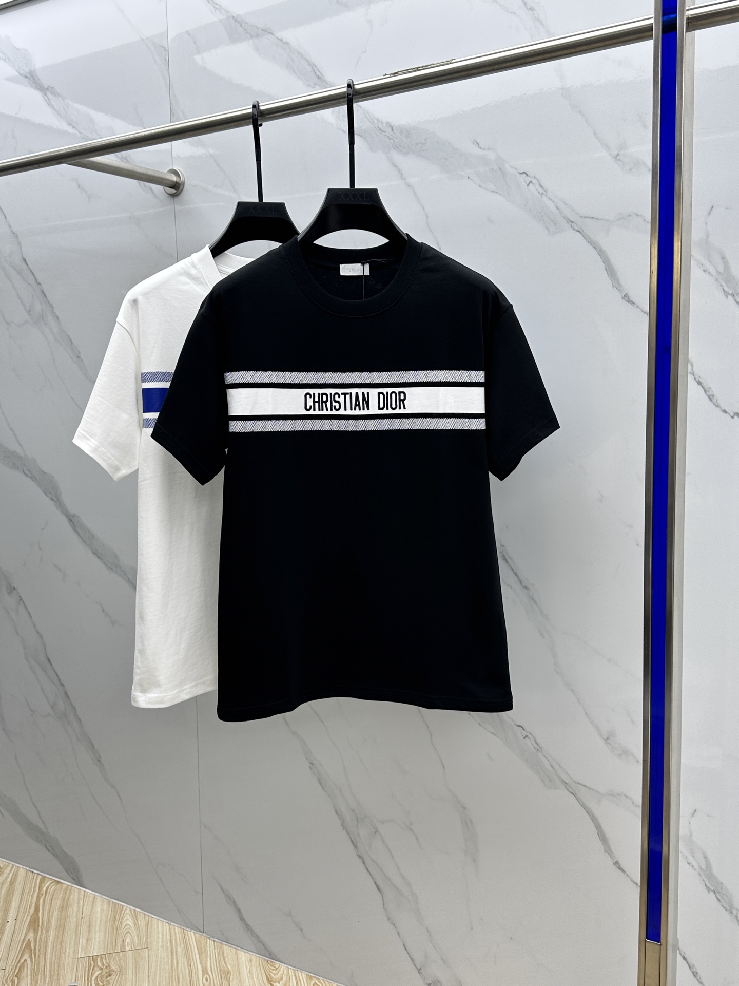 NO:476200,Dior 2025FW spring and summer new round neck base-fitting T-shirt, three-dimensional logo micro-contour half-sleeved cotton base T-shirt, cotton, feel glutinous and skin-skinned, soft and tough. Processing, toughness and wrinkle resistance have been greatly improved. The micro-contour tailoring is very well-equipped, and the chest logo letter embroidery is extremely recognizable. The three-standard logo is complete, and the single-skin base must be worn. The same Abb size S-XL,,dior,dior,tees, t-shirt,alexander wang19860909Dior·迪奥 2025FW春夏新品圆领打底外穿T恤,立体感logo微廓形半袖纯棉打底T恤,棉,手感面糯有骨感,柔而有韧性.工艺处理,韧性和抗皱性能得到大幅度提高.微廓形剪裁很到位,胸前logo字母刺绣,辨识度极高.三标齐全,单穿打底必备单品. 男女同款Abb 码数S-XL,,dior,dior,tees，t-shirt,alexander wang,Men's clothing