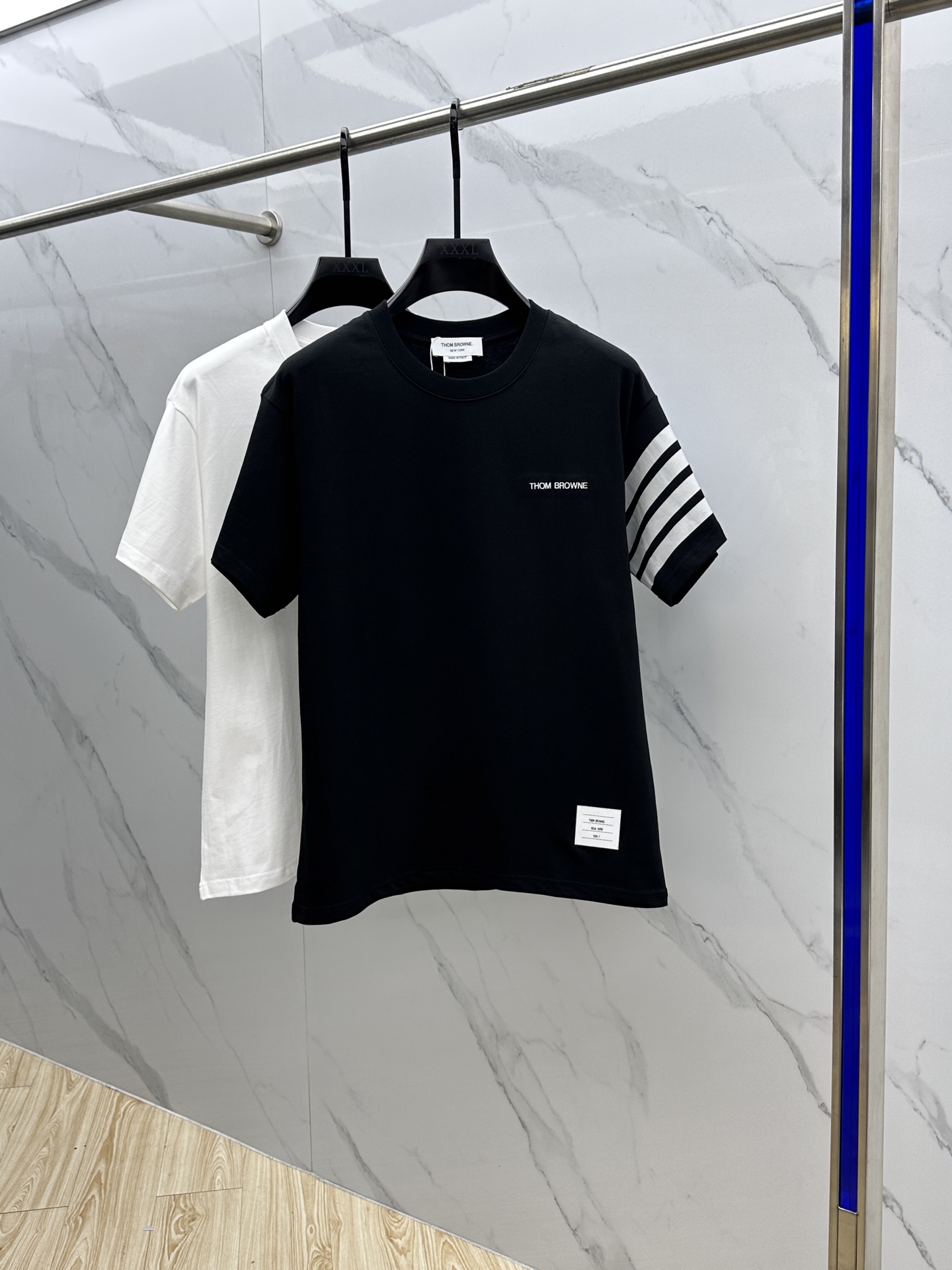 NO:476207,TB Tom 2025FW spring and summer new round neck base-fitting T-shirt, three-dimensional logo micro-contour half-sleeved cotton base T-shirt, cotton, feel glutinous and skin-skinned, soft and tough. Processing, toughness and wrinkle resistance have been greatly improved. The micro-contour tailoring is very well-equipped, and the chest logo letter embroidery is extremely recognizable. The three-standard logo is complete, and the single-skin base must be worn. Abb S-XL, tees, t-shirt, alexander wang19860909TB·汤姆 2025FW春夏新品圆领打底外穿T恤,立体感logo微廓形半袖纯棉打底T恤,棉,手感面糯有骨感,柔而有韧性.工艺处理,韧性和抗皱性能得到大幅度提高.微廓形剪裁很到位,胸前logo字母刺绣,辨识度极高.三标齐全,单穿打底必备单品. 男女同款Abb 码数S-XL,,tees，t-shirt,alexander wang,Men's clothing