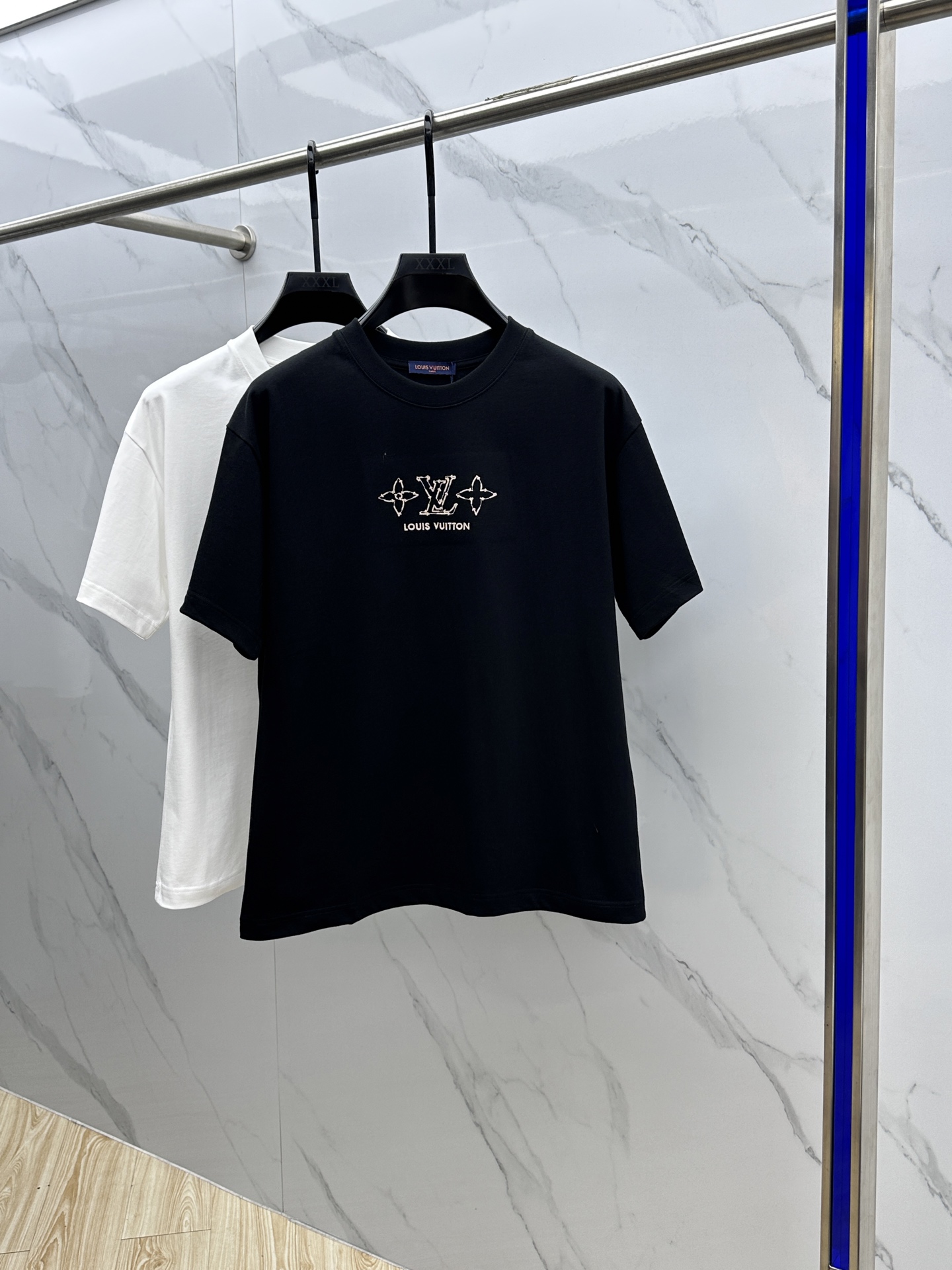 NO:149922,1V*Louis Via*Den 2025FW spring and summer new round neck base T-shirt, three-dimensional logo conventional half-sleeved cotton base T-shirt, cotton, feel glutinous and skin-skinned, soft and tough. The process, toughness and wrinkle resistance have been greatly improved. The micro-contour tailoring is very well-placed, and the chest logo embroidery and decoration process is extremely recognizable. The three standards are complete, and the single-wear base must be necessary. Men and women's same size 8023 yards s-xxl,,louis vuitton,tees, t-shirt, alexander wang198609091V*路易威*登 2025FW春夏新品圆领打底外穿T恤,立体感logo常规半袖纯棉打底T恤,棉,手感面糯有骨感,柔而有韧性.工艺处理,韧性和抗皱性能得到大幅度提高.微廓形剪裁很到位,胸前logo刺绣装饰工艺,辨识度极高.三标齐全,单穿打底必备单品. 男女同款8023 码数s-xxl,,louis vuitton,tees，t-shirt,alexander wang,Men's clothing